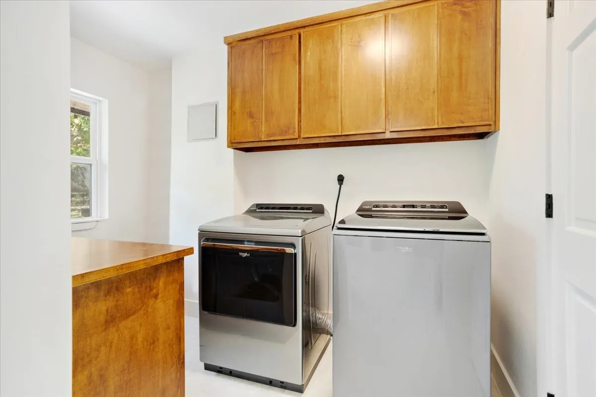 Single Family Residence For Sale in Grayson County , 1000 Yorkshire Drive, Sherman, Texas 75092, 4 Bedroom, 5 Bathroom, 5 Garage spaces, 4,299 Sqft, built in 1950, mls#21273564, Real Estate Agent in Sherman, Homes For Sale in Grayson county, Homes For Sale in Sherman, Realtor in Sherman Texas, Real Estate Brokerage Independent Realty Texas, Luminita Cordes Realtor