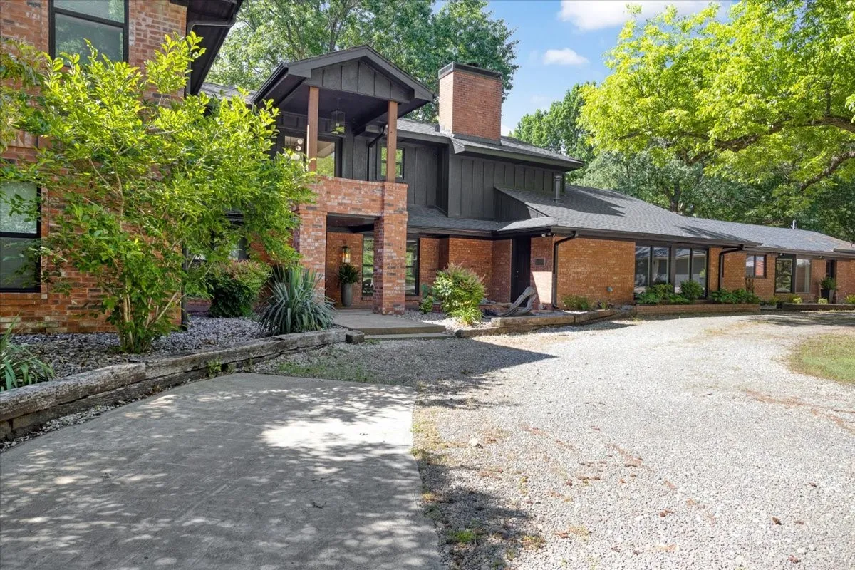 Single Family Residence For Sale in Grayson County , 1000 Yorkshire Drive, Sherman, Texas 75092, 4 Bedroom, 5 Bathroom, 5 Garage spaces, 4,299 Sqft, built in 1950, mls#21273564, Real Estate Agent in Sherman, Homes For Sale in Grayson county, Homes For Sale in Sherman, Realtor in Sherman Texas, Real Estate Brokerage Independent Realty Texas, Luminita Cordes Realtor
