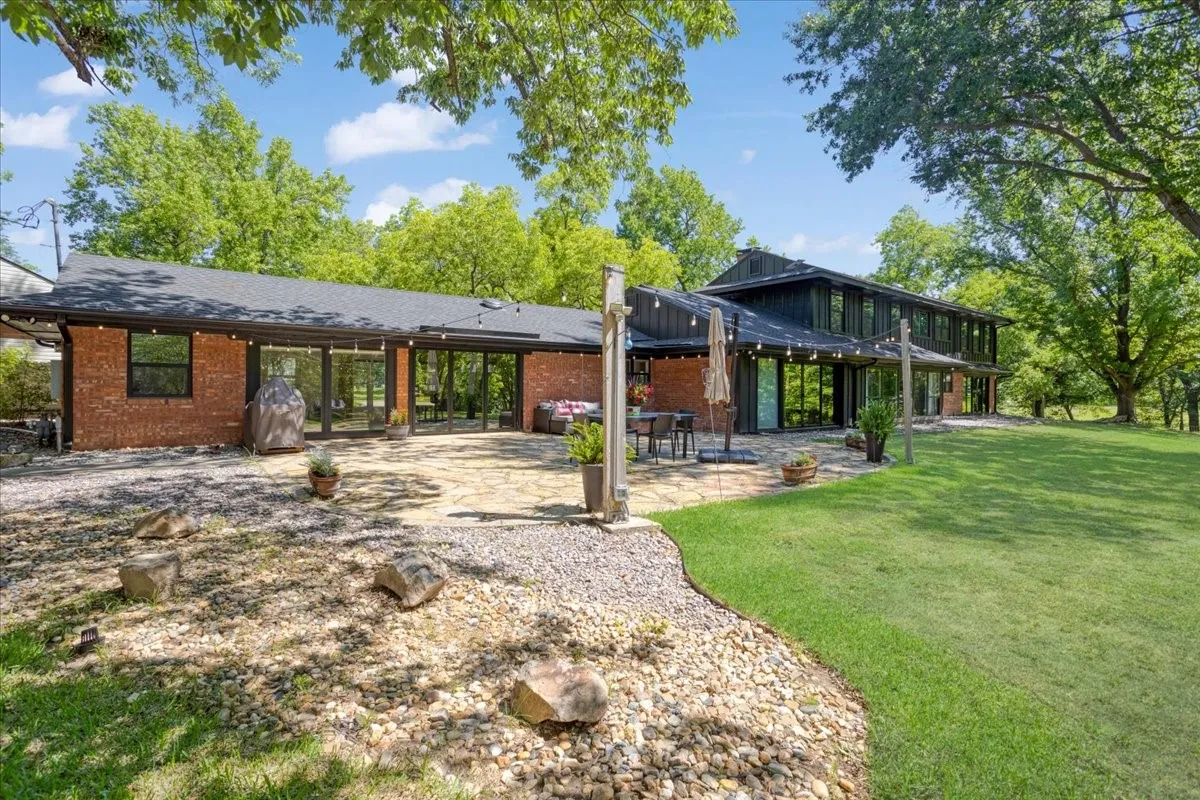 Single Family Residence For Sale in Grayson County , 1000 Yorkshire Drive, Sherman, Texas 75092, 4 Bedroom, 5 Bathroom, 5 Garage spaces, 4,299 Sqft, built in 1950, mls#21273564, Real Estate Agent in Sherman, Homes For Sale in Grayson county, Homes For Sale in Sherman, Realtor in Sherman Texas, Real Estate Brokerage Independent Realty Texas, Luminita Cordes Realtor