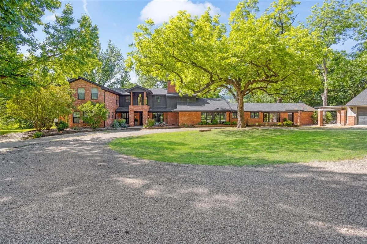 Single Family Residence For Sale in Grayson County , 1000 Yorkshire Drive, Sherman, Texas 75092, 4 Bedroom, 5 Bathroom, 5 Garage spaces, 4,299 Sqft, built in 1950, mls#21273564, Real Estate Agent in Sherman, Homes For Sale in Grayson county, Homes For Sale in Sherman, Realtor in Sherman Texas, Real Estate Brokerage Independent Realty Texas, Luminita Cordes Realtor