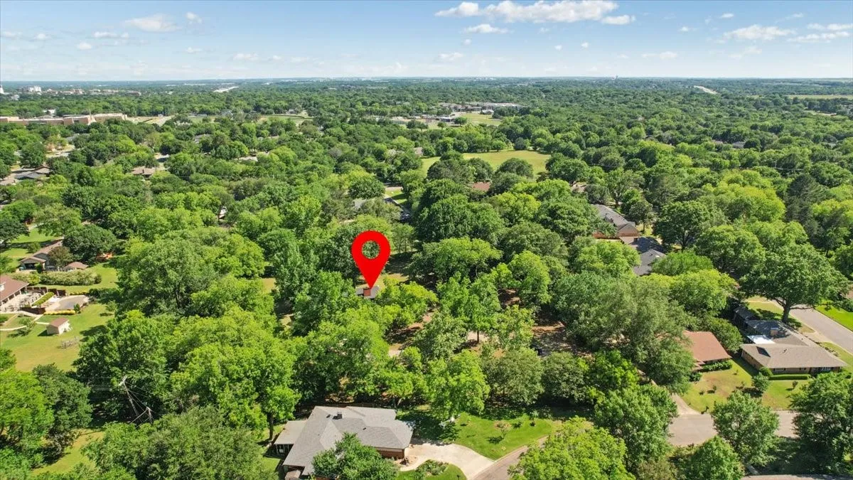 Single Family Residence For Sale in Grayson County , 1000 Yorkshire Drive, Sherman, Texas 75092, 4 Bedroom, 5 Bathroom, 5 Garage spaces, 4,299 Sqft, built in 1950, mls#21273564, Real Estate Agent in Sherman, Homes For Sale in Grayson county, Homes For Sale in Sherman, Realtor in Sherman Texas, Real Estate Brokerage Independent Realty Texas, Luminita Cordes Realtor