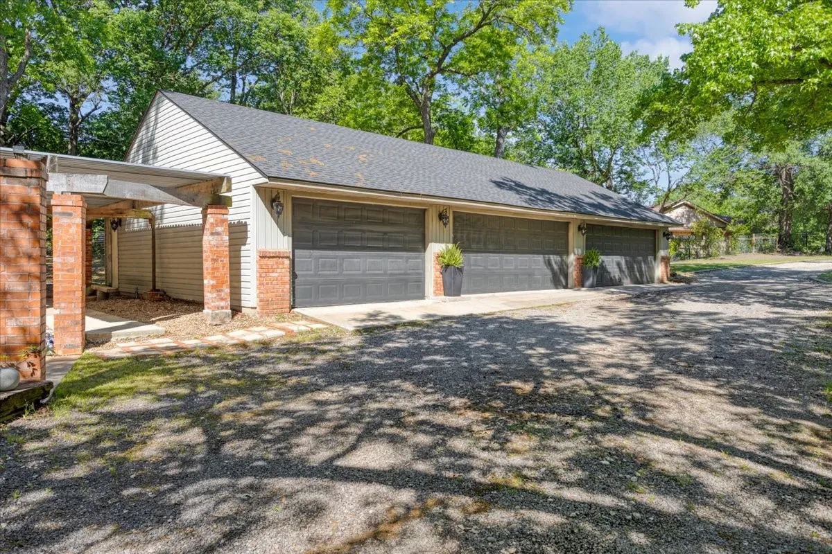 Single Family Residence For Sale in Grayson County , 1000 Yorkshire Drive, Sherman, Texas 75092, 4 Bedroom, 5 Bathroom, 5 Garage spaces, 4,299 Sqft, built in 1950, mls#21273564, Real Estate Agent in Sherman, Homes For Sale in Grayson county, Homes For Sale in Sherman, Realtor in Sherman Texas, Real Estate Brokerage Independent Realty Texas, Luminita Cordes Realtor