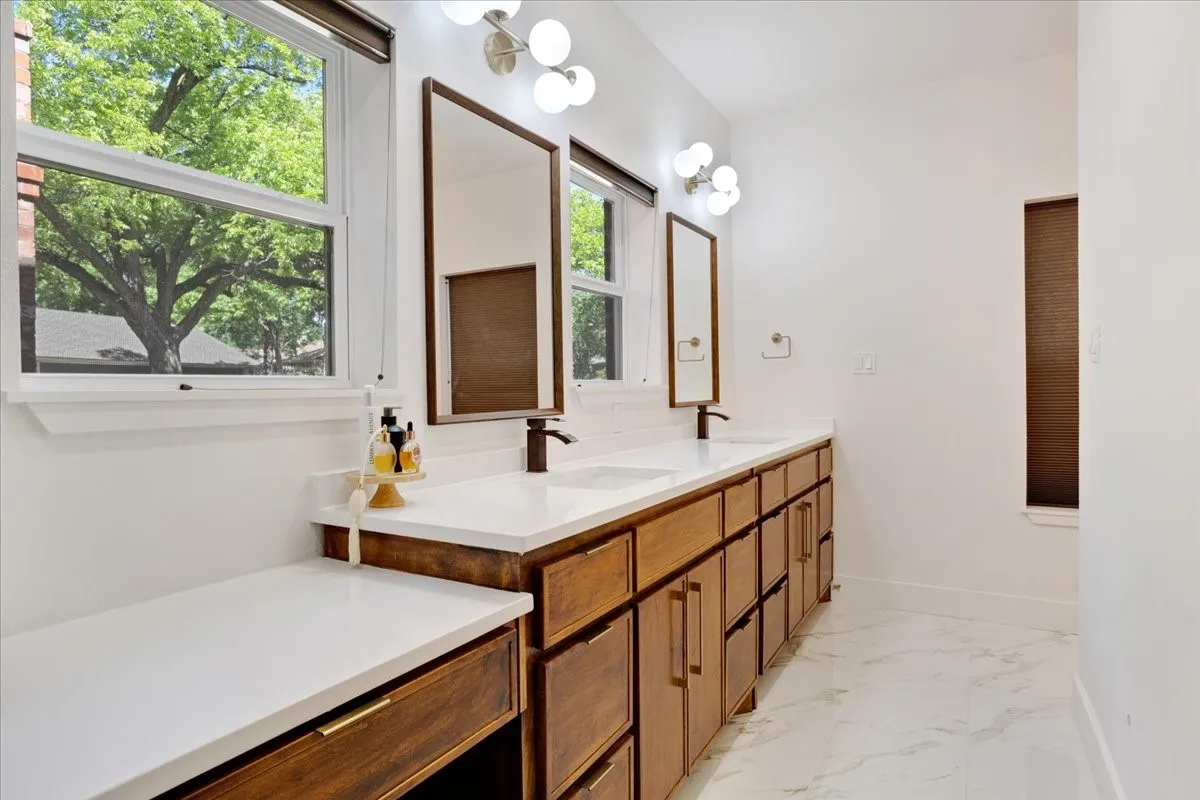 Single Family Residence For Sale in Grayson County , 1000 Yorkshire Drive, Sherman, Texas 75092, 4 Bedroom, 5 Bathroom, 5 Garage spaces, 4,299 Sqft, built in 1950, mls#21273564, Real Estate Agent in Sherman, Homes For Sale in Grayson county, Homes For Sale in Sherman, Realtor in Sherman Texas, Real Estate Brokerage Independent Realty Texas, Luminita Cordes Realtor