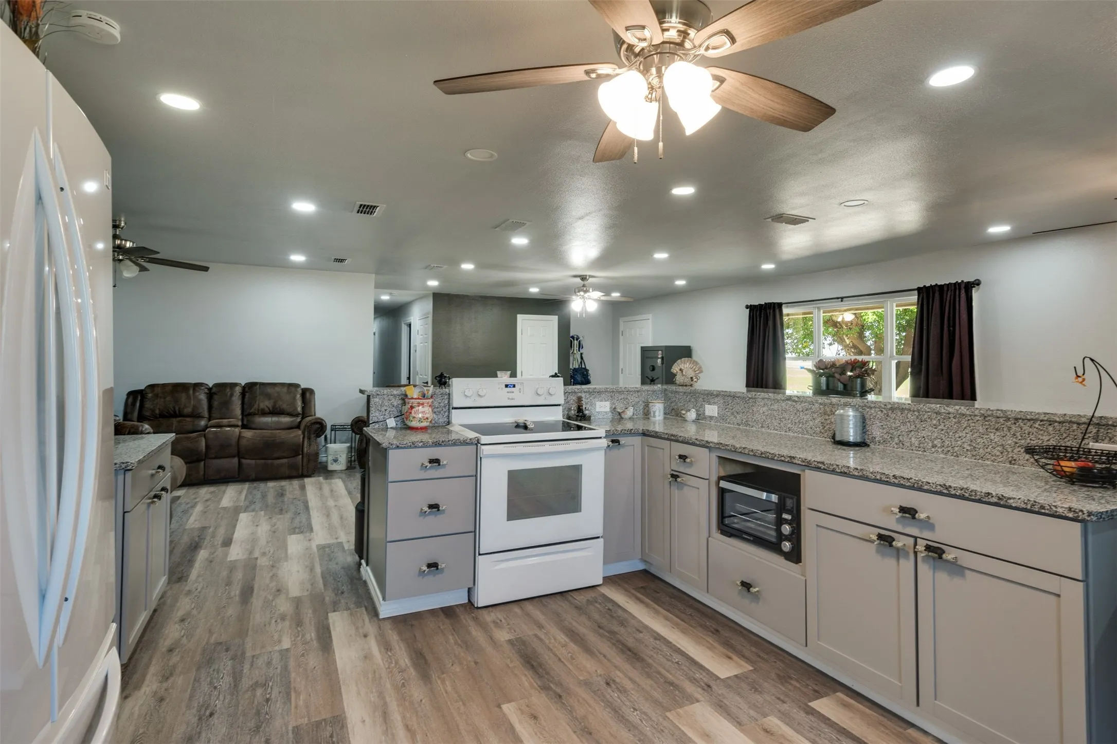 Single Family Residence For Sale in Knox County , 13017 S Hwy 6 Highway S, Knox City, Texas 79529, 4 Bedroom, 3 Bathroom, Garage spaces, 2,397 Sqft, built in 1960, mls#21270587, Real Estate Agent in Knox City, Homes For Sale in Knox county, Homes For Sale in Knox City, Realtor in Knox City Texas, Real Estate Brokerage Independent Realty Texas, Luminita Cordes Realtor