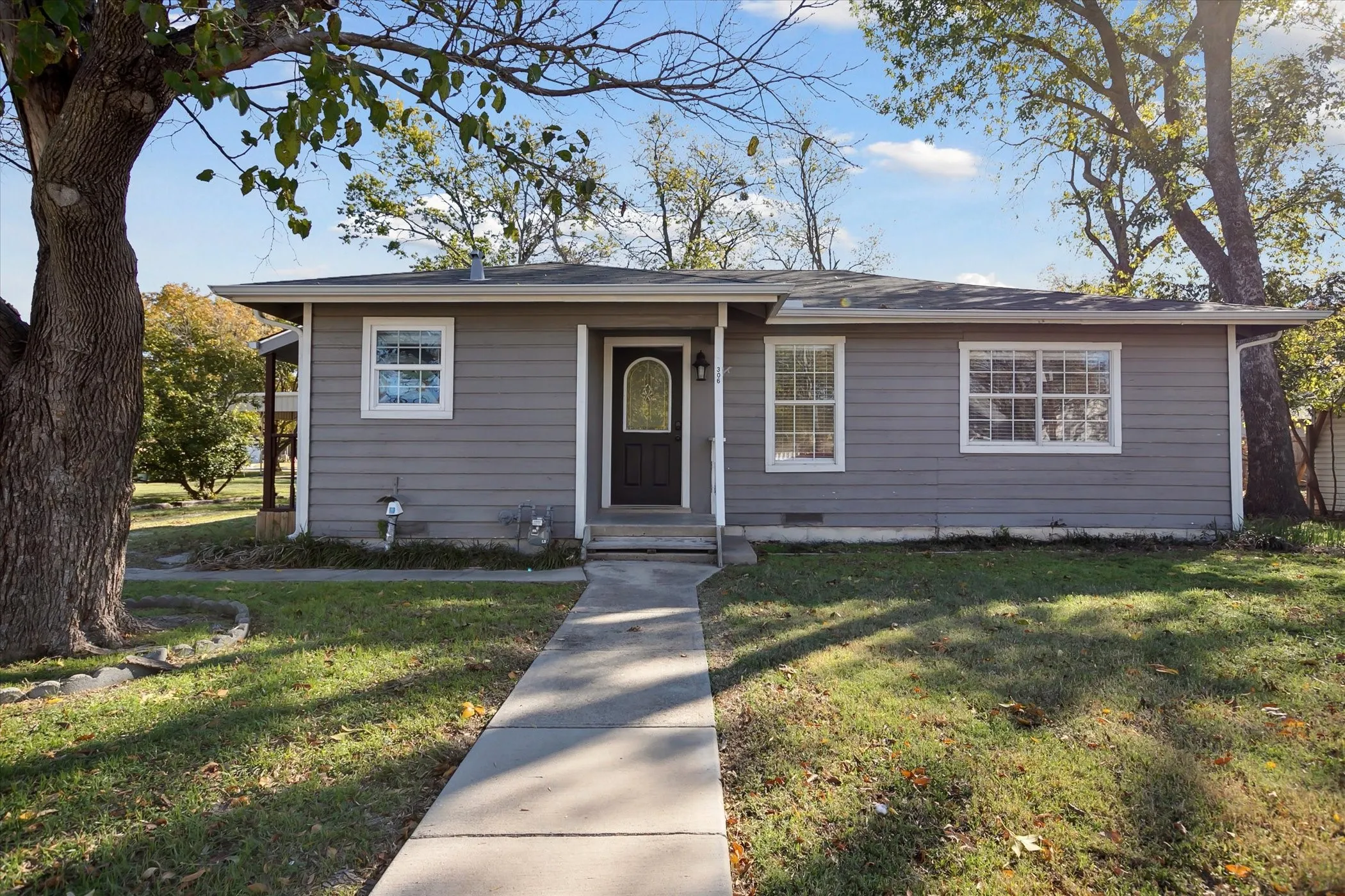 Single Family Residence For Rent in Denton County , 306 N Walnut Street, Roanoke, Texas 76262, 3 Bedroom, 1 Bathroom, Garage spaces, 966 Sqft, built in 1972, mls#21273111, Real Estate Agent in Roanoke, Homes For Rent in Denton county, Homes For Rent in Roanoke, Realtor in Roanoke Texas, Real Estate Brokerage Independent Realty Texas, Luminita Cordes Realtor