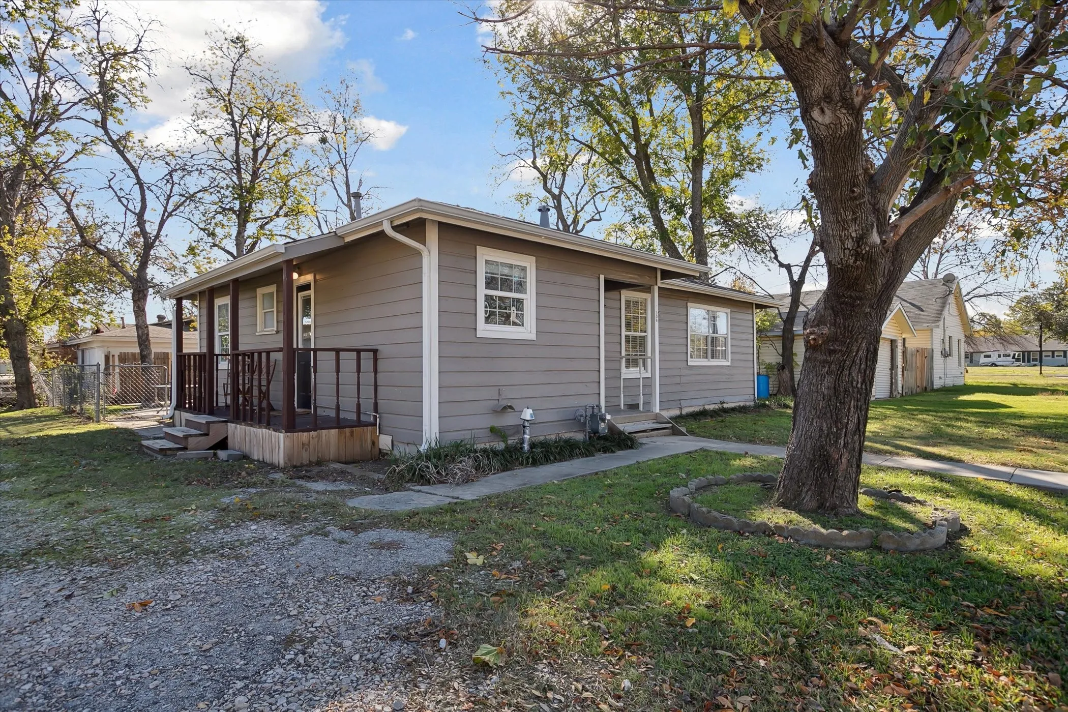 Single Family Residence For Rent in Denton County , 306 N Walnut Street, Roanoke, Texas 76262, 3 Bedroom, 1 Bathroom, Garage spaces, 966 Sqft, built in 1972, mls#21273111, Real Estate Agent in Roanoke, Homes For Rent in Denton county, Homes For Rent in Roanoke, Realtor in Roanoke Texas, Real Estate Brokerage Independent Realty Texas, Luminita Cordes Realtor