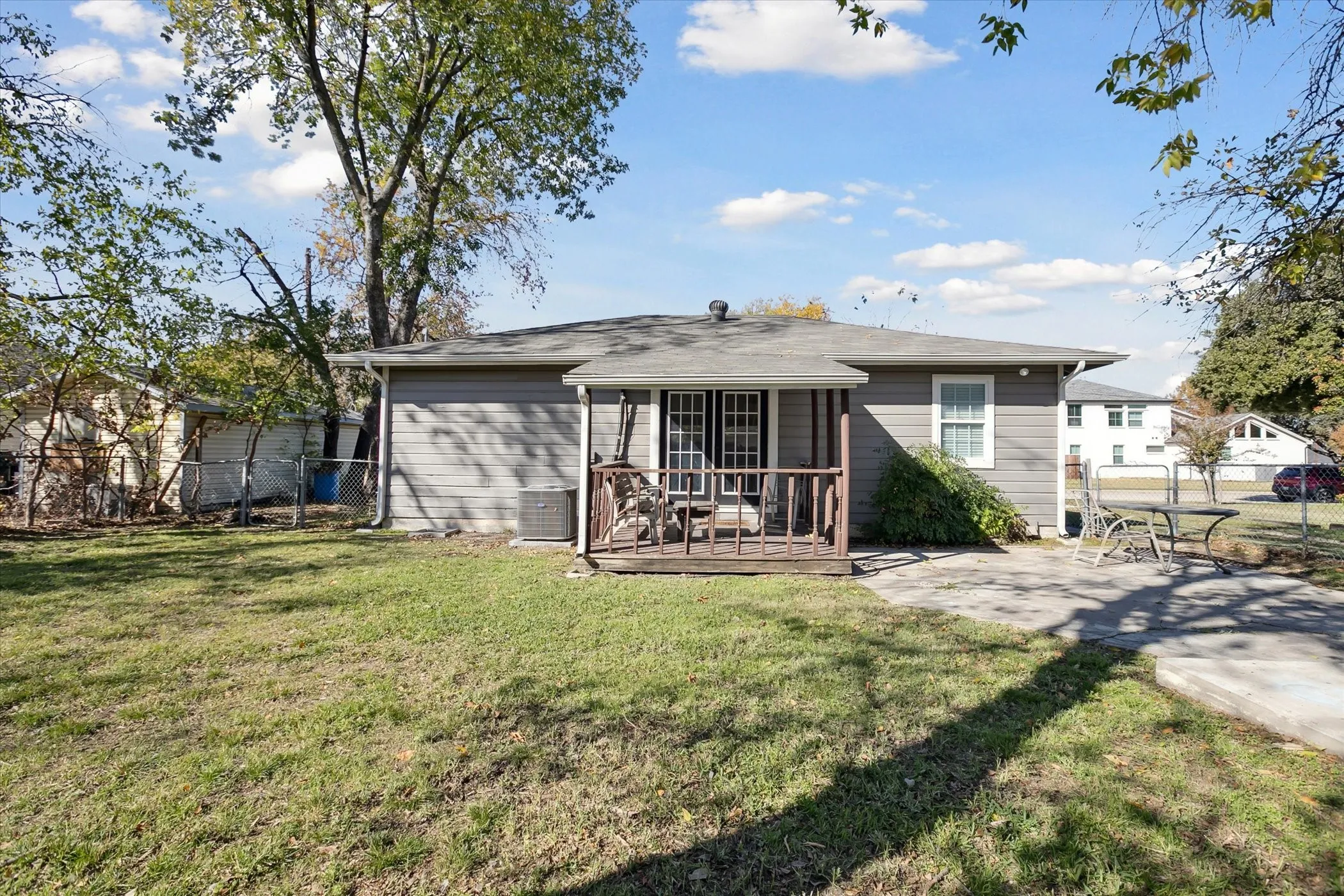 Single Family Residence For Rent in Denton County , 306 N Walnut Street, Roanoke, Texas 76262, 3 Bedroom, 1 Bathroom, Garage spaces, 966 Sqft, built in 1972, mls#21273111, Real Estate Agent in Roanoke, Homes For Rent in Denton county, Homes For Rent in Roanoke, Realtor in Roanoke Texas, Real Estate Brokerage Independent Realty Texas, Luminita Cordes Realtor