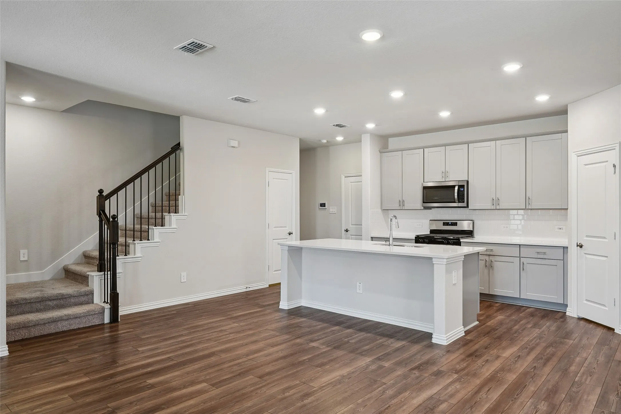 Single Family Residence For Sale in Denton County , 2669 Kings Canyon Mews, Corinth, Texas 76210, 3 Bedroom, 3 Bathroom, 2 Garage spaces, 1,893 Sqft, built in 2023, mls#21274689, Real Estate Agent in Corinth, Homes For Sale in Denton county, Homes For Sale in Corinth, Realtor in Corinth Texas, Real Estate Brokerage Independent Realty Texas, Luminita Cordes Realtor