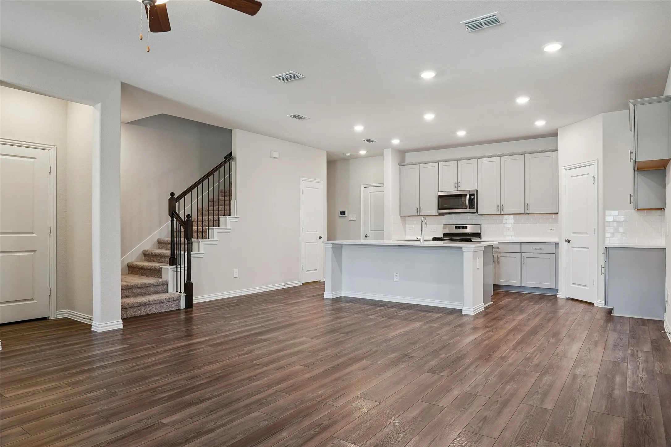 Single Family Residence For Sale in Denton County , 2669 Kings Canyon Mews, Corinth, Texas 76210, 3 Bedroom, 3 Bathroom, 2 Garage spaces, 1,893 Sqft, built in 2023, mls#21274689, Real Estate Agent in Corinth, Homes For Sale in Denton county, Homes For Sale in Corinth, Realtor in Corinth Texas, Real Estate Brokerage Independent Realty Texas, Luminita Cordes Realtor