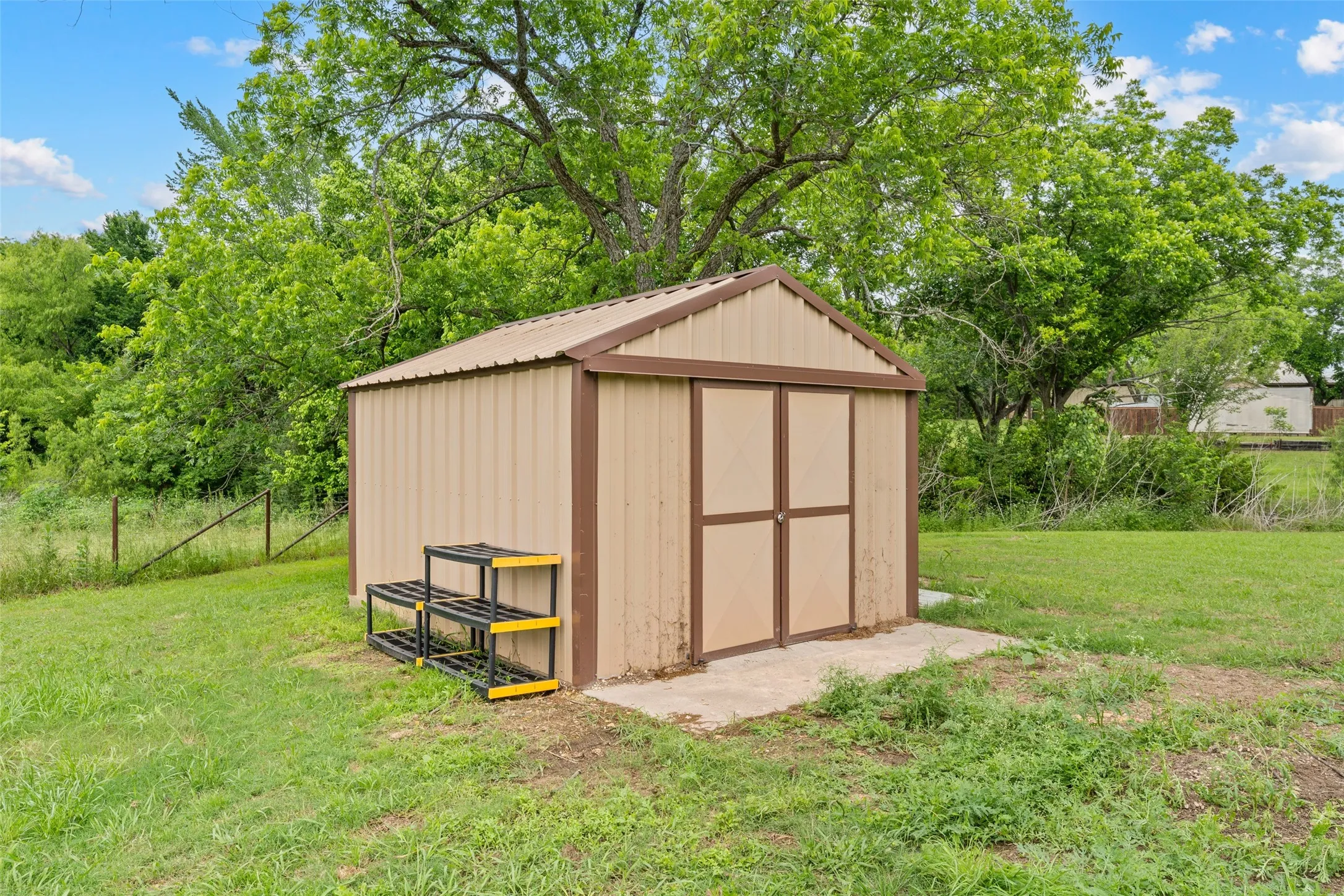 Single Family Residence For Sale in Mc Lennan County , 608 W Spring Street, West, Texas 76691, 3 Bedroom, 3 Bathroom, Garage spaces, 2,140 Sqft, built in 1983, mls#21270726, Real Estate Agent in West, Homes For Sale in Mc Lennan county, Homes For Sale in West, Realtor in West Texas, Real Estate Brokerage Independent Realty Texas, Luminita Cordes Realtor