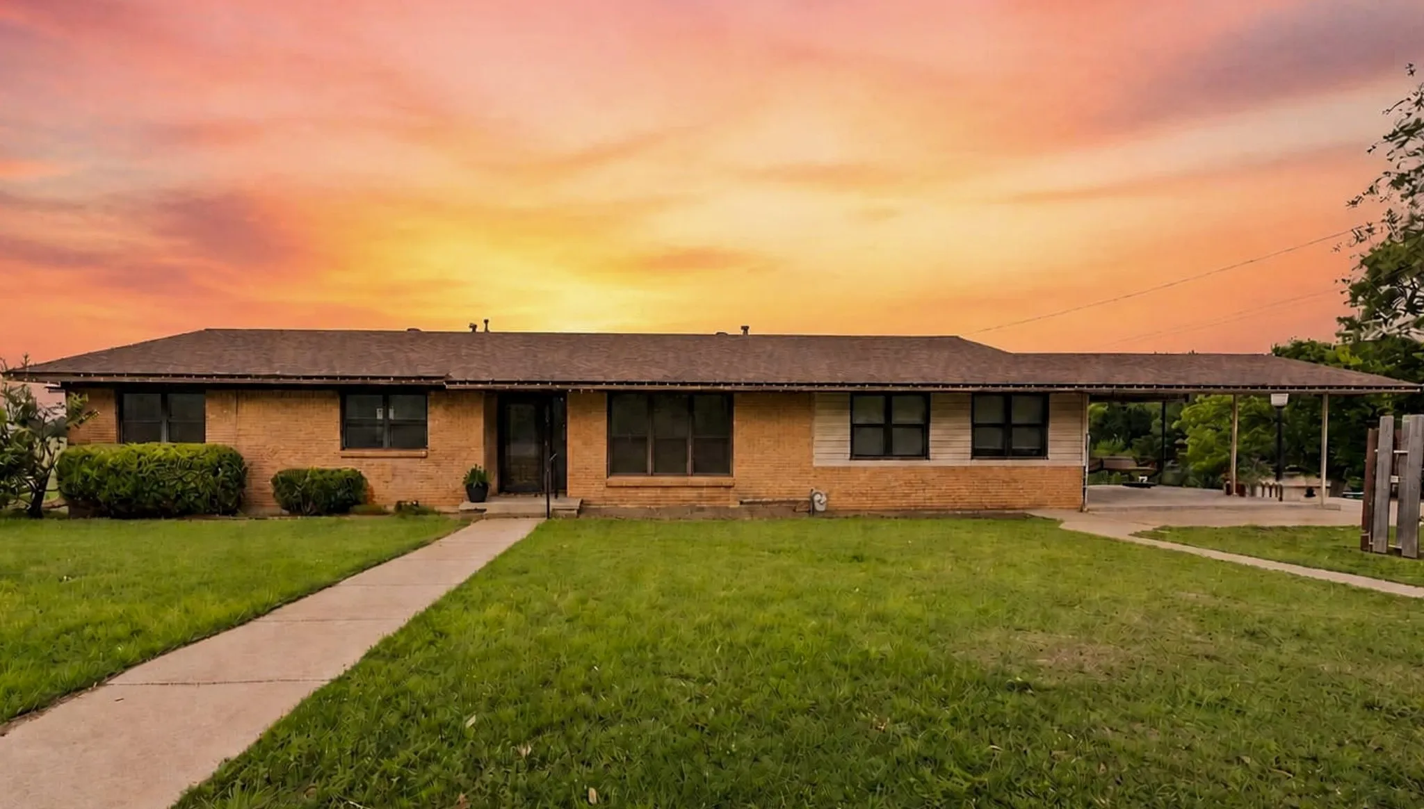 Single Family Residence For Sale in Mc Lennan County , 608 W Spring Street, West, Texas 76691, 3 Bedroom, 3 Bathroom, Garage spaces, 2,140 Sqft, built in 1983, mls#21270726, Real Estate Agent in West, Homes For Sale in Mc Lennan county, Homes For Sale in West, Realtor in West Texas, Real Estate Brokerage Independent Realty Texas, Luminita Cordes Realtor