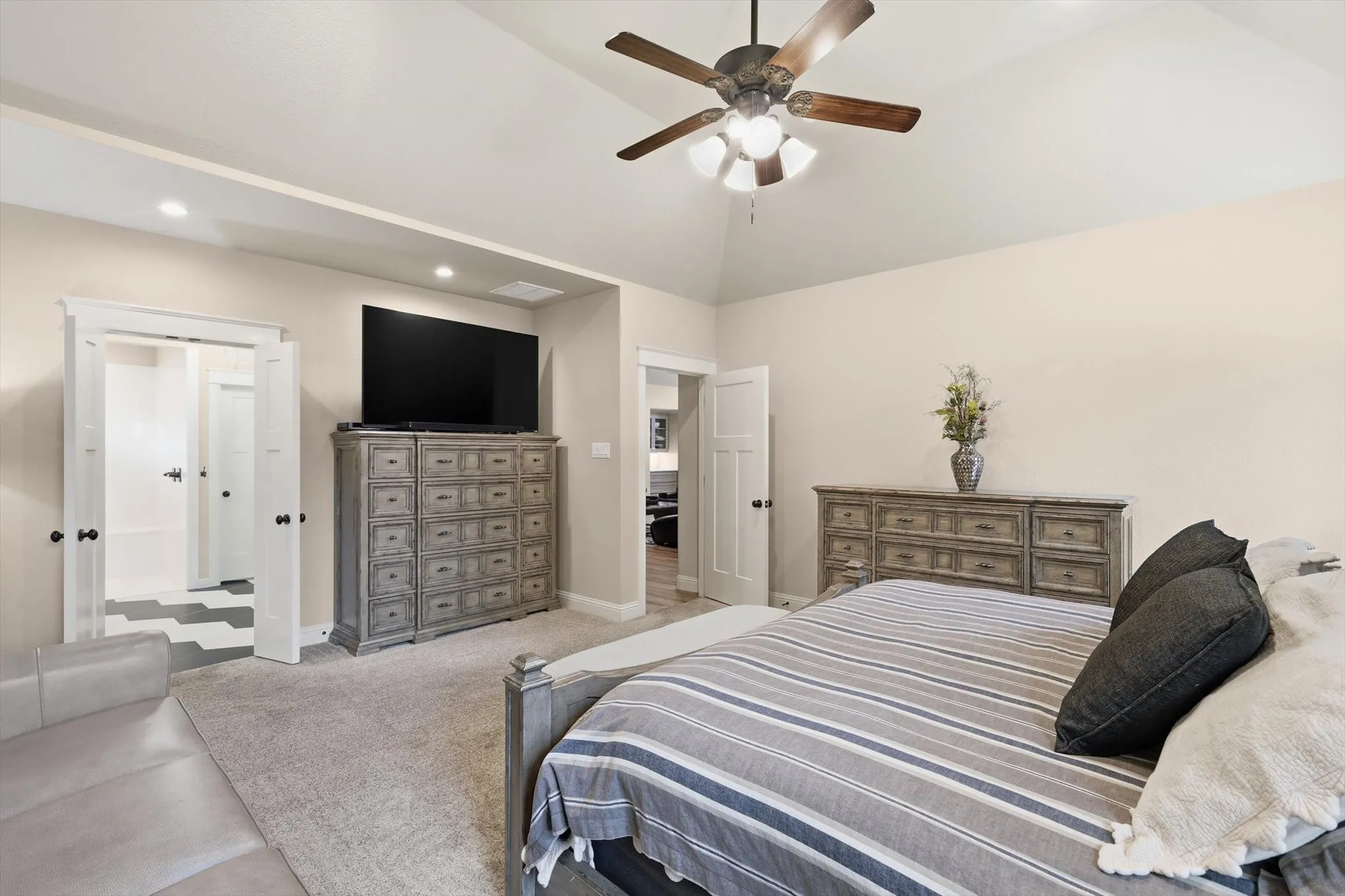 Vaulted ceiling with a ceiling fan