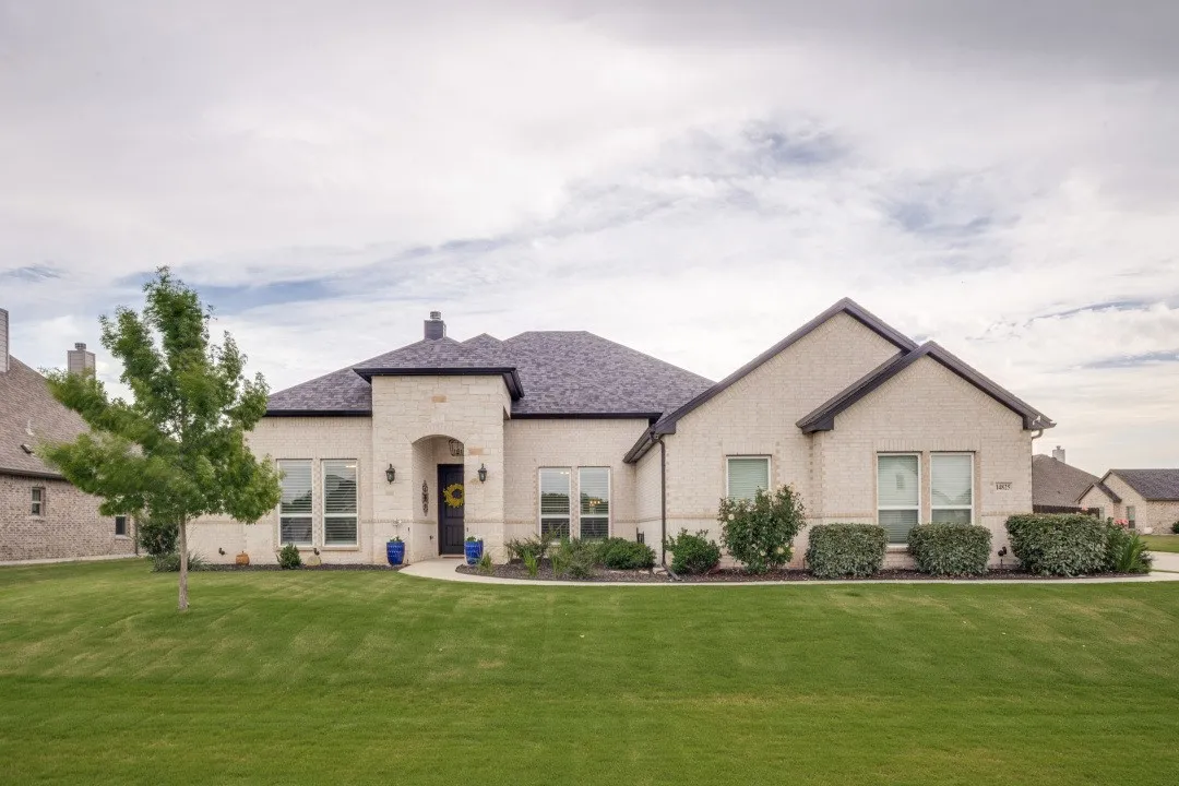 Single Family Residence For Sale in Denton County , 14825 Crystal Spring Drive, Justin, Texas 76247, 5 Bedroom, 3 Bathroom, 3 Garage spaces, 2,805 Sqft, built in 2021, mls#21274109, Real Estate Agent in Justin, Homes For Sale in Denton county, Homes For Sale in Justin, Realtor in Justin Texas, Real Estate Brokerage Independent Realty Texas, Luminita Cordes Realtor