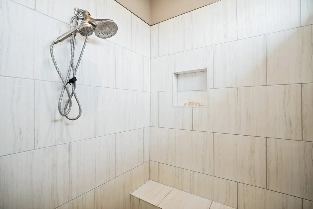 Oversized shower with built-in seat and shampoo niche