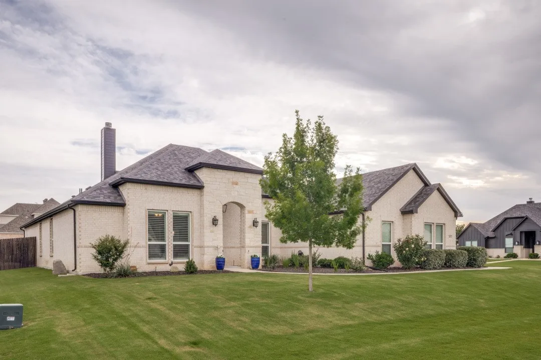 Single Family Residence For Sale in Denton County , 14825 Crystal Spring Drive, Justin, Texas 76247, 5 Bedroom, 3 Bathroom, 3 Garage spaces, 2,805 Sqft, built in 2021, mls#21274109, Real Estate Agent in Justin, Homes For Sale in Denton county, Homes For Sale in Justin, Realtor in Justin Texas, Real Estate Brokerage Independent Realty Texas, Luminita Cordes Realtor