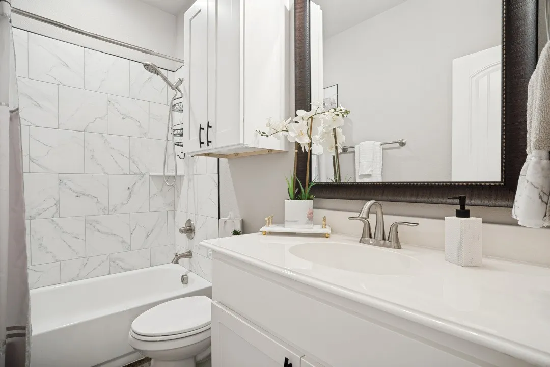 One of the 2 secondary bathrooms