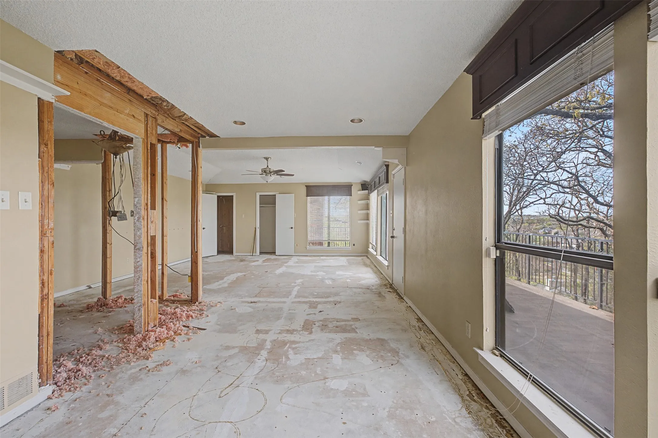 Single Family Residence For Sale in Tarrant County , 1434 Crownhill Drive, Arlington, Texas 76012, 5 Bedroom, 5 Bathroom, 5 Garage spaces, 5,545 Sqft, built in 1976, mls#21237873, Real Estate Agent in Arlington, Homes For Sale in Tarrant county, Homes For Sale in Arlington, Realtor in Arlington Texas, Real Estate Brokerage Independent Realty Texas, Luminita Cordes Realtor