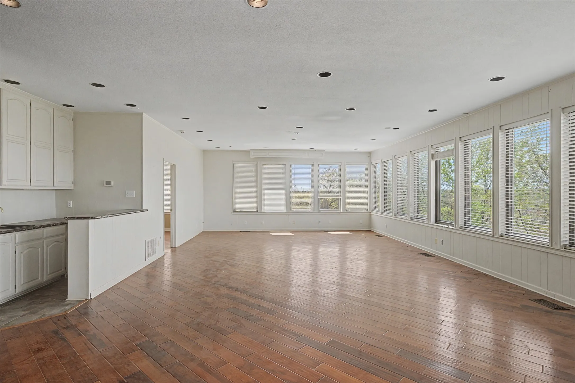 Single Family Residence For Sale in Tarrant County , 1434 Crownhill Drive, Arlington, Texas 76012, 5 Bedroom, 5 Bathroom, 5 Garage spaces, 5,545 Sqft, built in 1976, mls#21237873, Real Estate Agent in Arlington, Homes For Sale in Tarrant county, Homes For Sale in Arlington, Realtor in Arlington Texas, Real Estate Brokerage Independent Realty Texas, Luminita Cordes Realtor