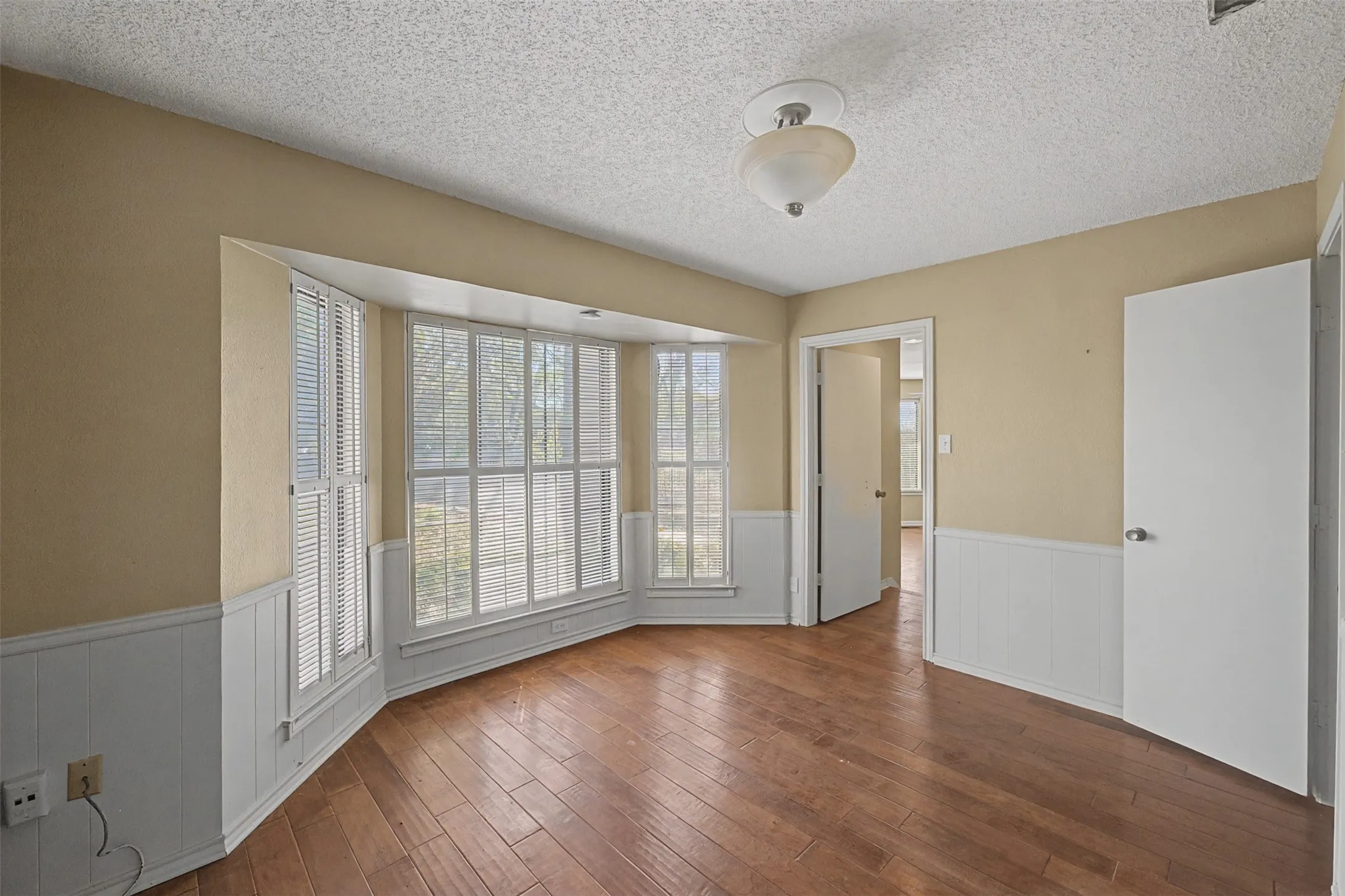 Single Family Residence For Sale in Tarrant County , 1434 Crownhill Drive, Arlington, Texas 76012, 5 Bedroom, 5 Bathroom, 5 Garage spaces, 5,545 Sqft, built in 1976, mls#21237873, Real Estate Agent in Arlington, Homes For Sale in Tarrant county, Homes For Sale in Arlington, Realtor in Arlington Texas, Real Estate Brokerage Independent Realty Texas, Luminita Cordes Realtor