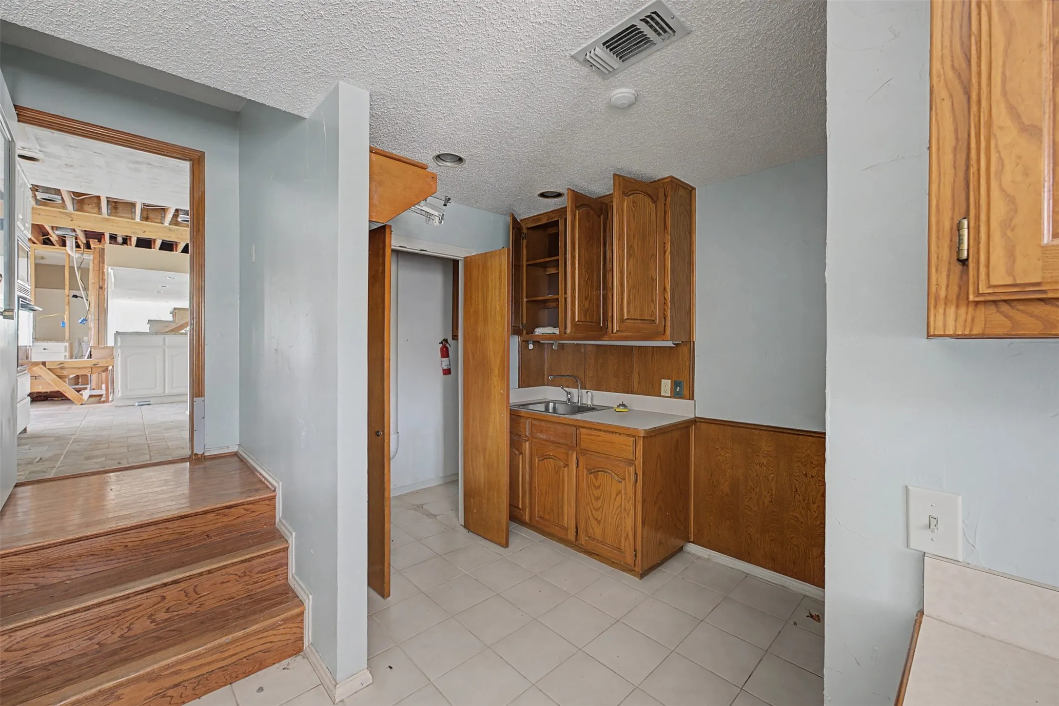 Single Family Residence For Sale in Tarrant County , 1434 Crownhill Drive, Arlington, Texas 76012, 5 Bedroom, 5 Bathroom, 5 Garage spaces, 5,545 Sqft, built in 1976, mls#21237873, Real Estate Agent in Arlington, Homes For Sale in Tarrant county, Homes For Sale in Arlington, Realtor in Arlington Texas, Real Estate Brokerage Independent Realty Texas, Luminita Cordes Realtor