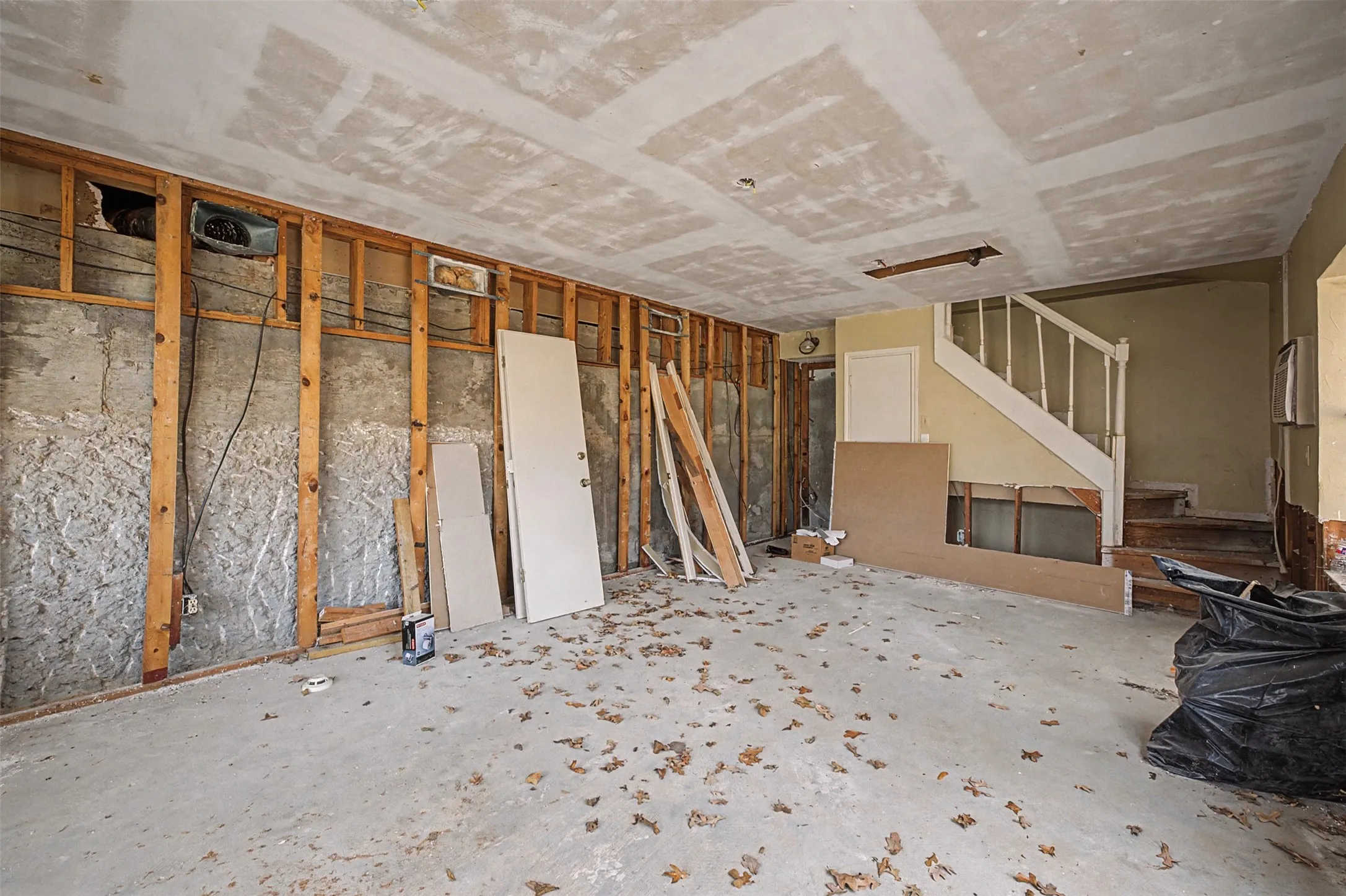 Single Family Residence For Sale in Tarrant County , 1434 Crownhill Drive, Arlington, Texas 76012, 5 Bedroom, 5 Bathroom, 5 Garage spaces, 5,545 Sqft, built in 1976, mls#21237873, Real Estate Agent in Arlington, Homes For Sale in Tarrant county, Homes For Sale in Arlington, Realtor in Arlington Texas, Real Estate Brokerage Independent Realty Texas, Luminita Cordes Realtor