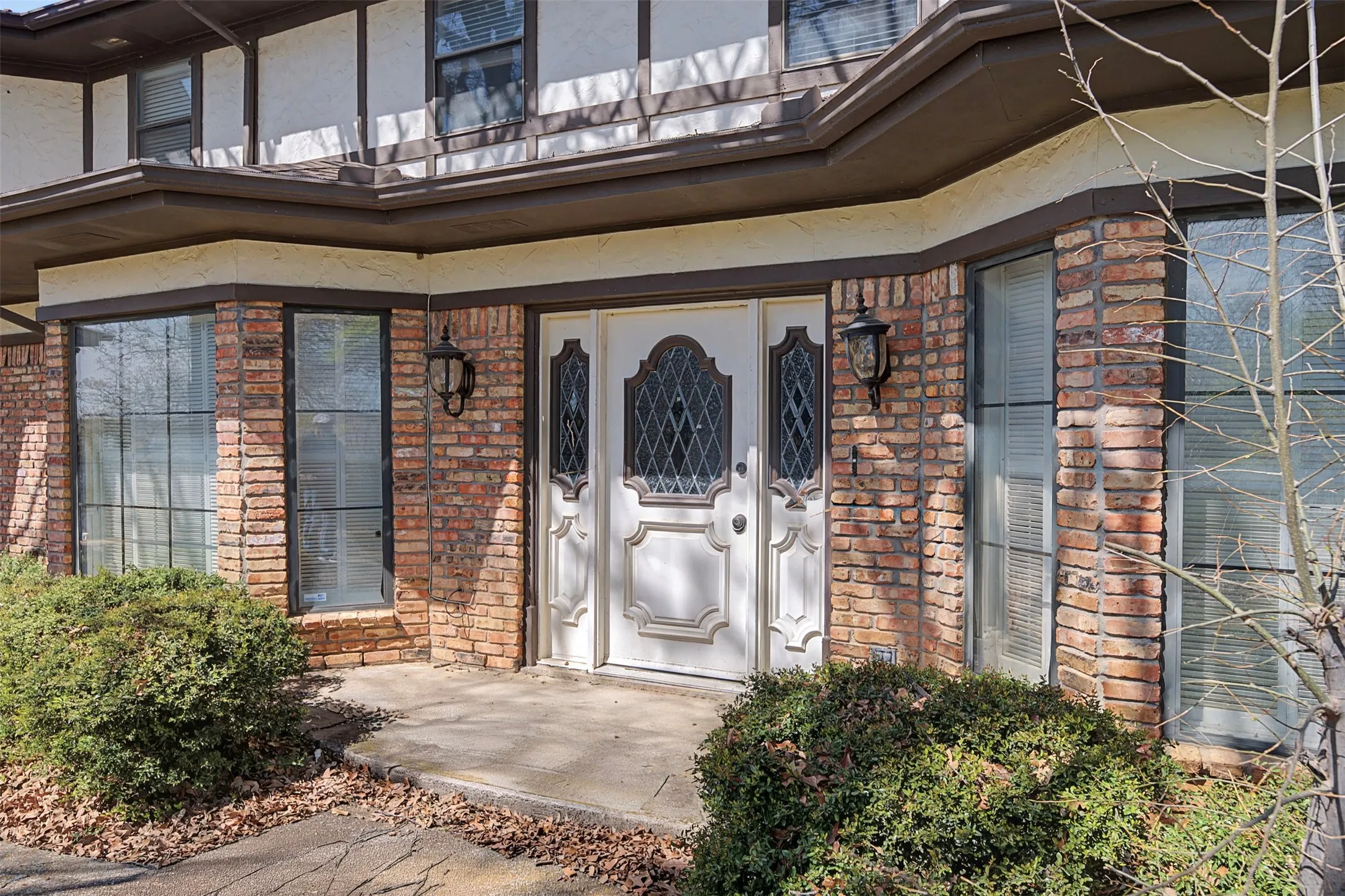 Single Family Residence For Sale in Tarrant County , 1434 Crownhill Drive, Arlington, Texas 76012, 5 Bedroom, 5 Bathroom, 5 Garage spaces, 5,545 Sqft, built in 1976, mls#21237873, Real Estate Agent in Arlington, Homes For Sale in Tarrant county, Homes For Sale in Arlington, Realtor in Arlington Texas, Real Estate Brokerage Independent Realty Texas, Luminita Cordes Realtor