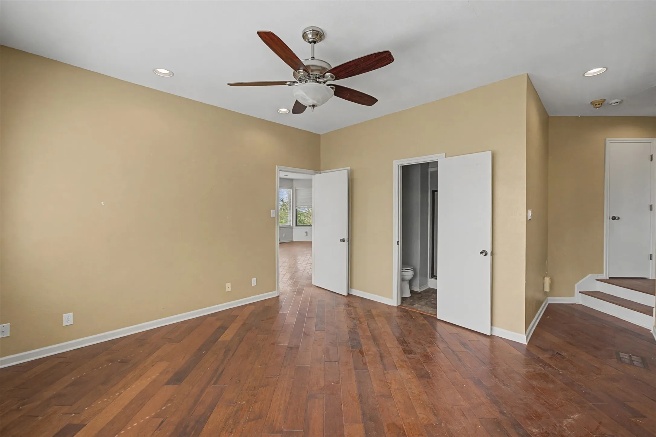 Single Family Residence For Sale in Tarrant County , 1434 Crownhill Drive, Arlington, Texas 76012, 5 Bedroom, 5 Bathroom, 5 Garage spaces, 5,545 Sqft, built in 1976, mls#21237873, Real Estate Agent in Arlington, Homes For Sale in Tarrant county, Homes For Sale in Arlington, Realtor in Arlington Texas, Real Estate Brokerage Independent Realty Texas, Luminita Cordes Realtor