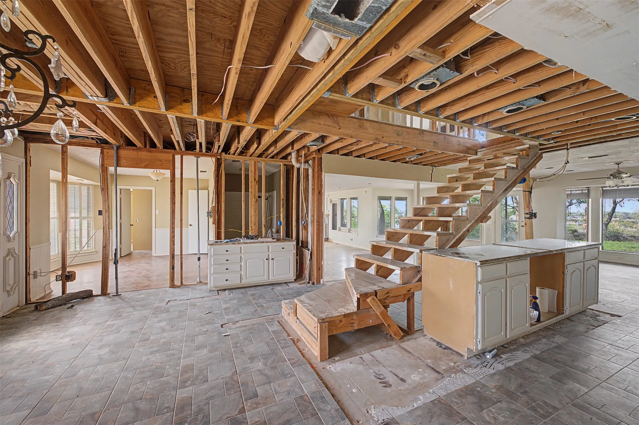 Single Family Residence For Sale in Tarrant County , 1434 Crownhill Drive, Arlington, Texas 76012, 5 Bedroom, 5 Bathroom, 5 Garage spaces, 5,545 Sqft, built in 1976, mls#21237873, Real Estate Agent in Arlington, Homes For Sale in Tarrant county, Homes For Sale in Arlington, Realtor in Arlington Texas, Real Estate Brokerage Independent Realty Texas, Luminita Cordes Realtor