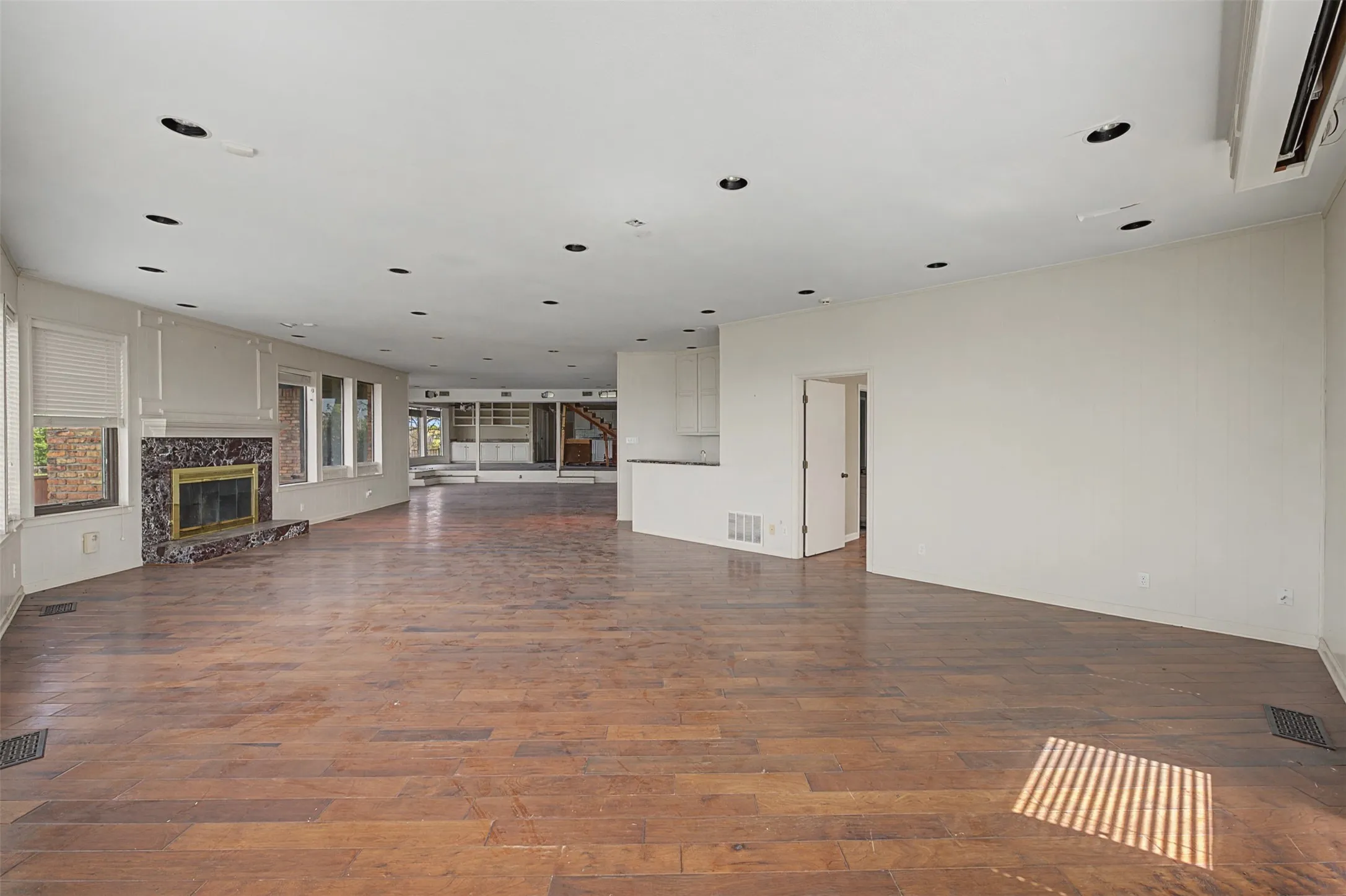 Single Family Residence For Sale in Tarrant County , 1434 Crownhill Drive, Arlington, Texas 76012, 5 Bedroom, 5 Bathroom, 5 Garage spaces, 5,545 Sqft, built in 1976, mls#21237873, Real Estate Agent in Arlington, Homes For Sale in Tarrant county, Homes For Sale in Arlington, Realtor in Arlington Texas, Real Estate Brokerage Independent Realty Texas, Luminita Cordes Realtor