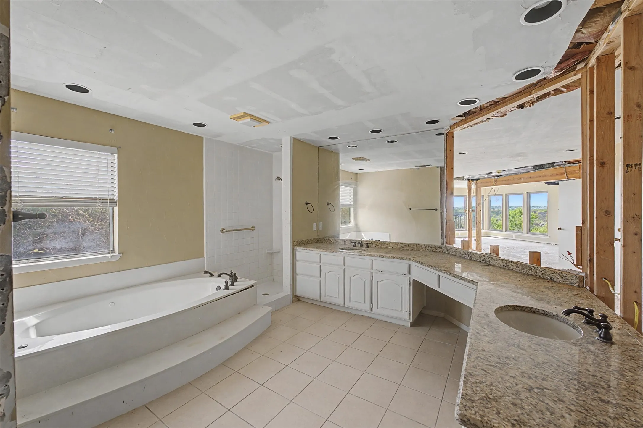 Single Family Residence For Sale in Tarrant County , 1434 Crownhill Drive, Arlington, Texas 76012, 5 Bedroom, 5 Bathroom, 5 Garage spaces, 5,545 Sqft, built in 1976, mls#21237873, Real Estate Agent in Arlington, Homes For Sale in Tarrant county, Homes For Sale in Arlington, Realtor in Arlington Texas, Real Estate Brokerage Independent Realty Texas, Luminita Cordes Realtor