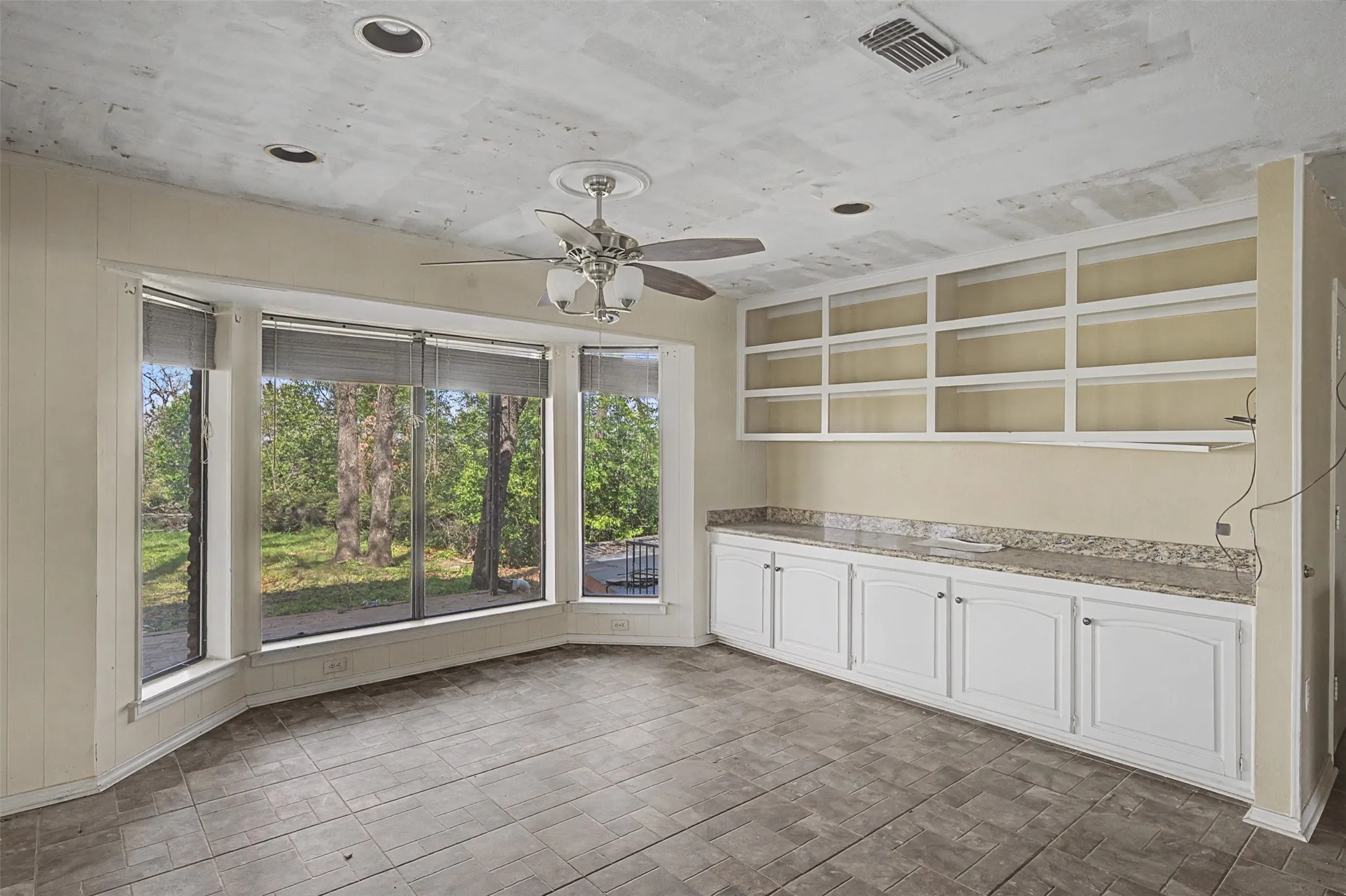 Single Family Residence For Sale in Tarrant County , 1434 Crownhill Drive, Arlington, Texas 76012, 5 Bedroom, 5 Bathroom, 5 Garage spaces, 5,545 Sqft, built in 1976, mls#21237873, Real Estate Agent in Arlington, Homes For Sale in Tarrant county, Homes For Sale in Arlington, Realtor in Arlington Texas, Real Estate Brokerage Independent Realty Texas, Luminita Cordes Realtor
