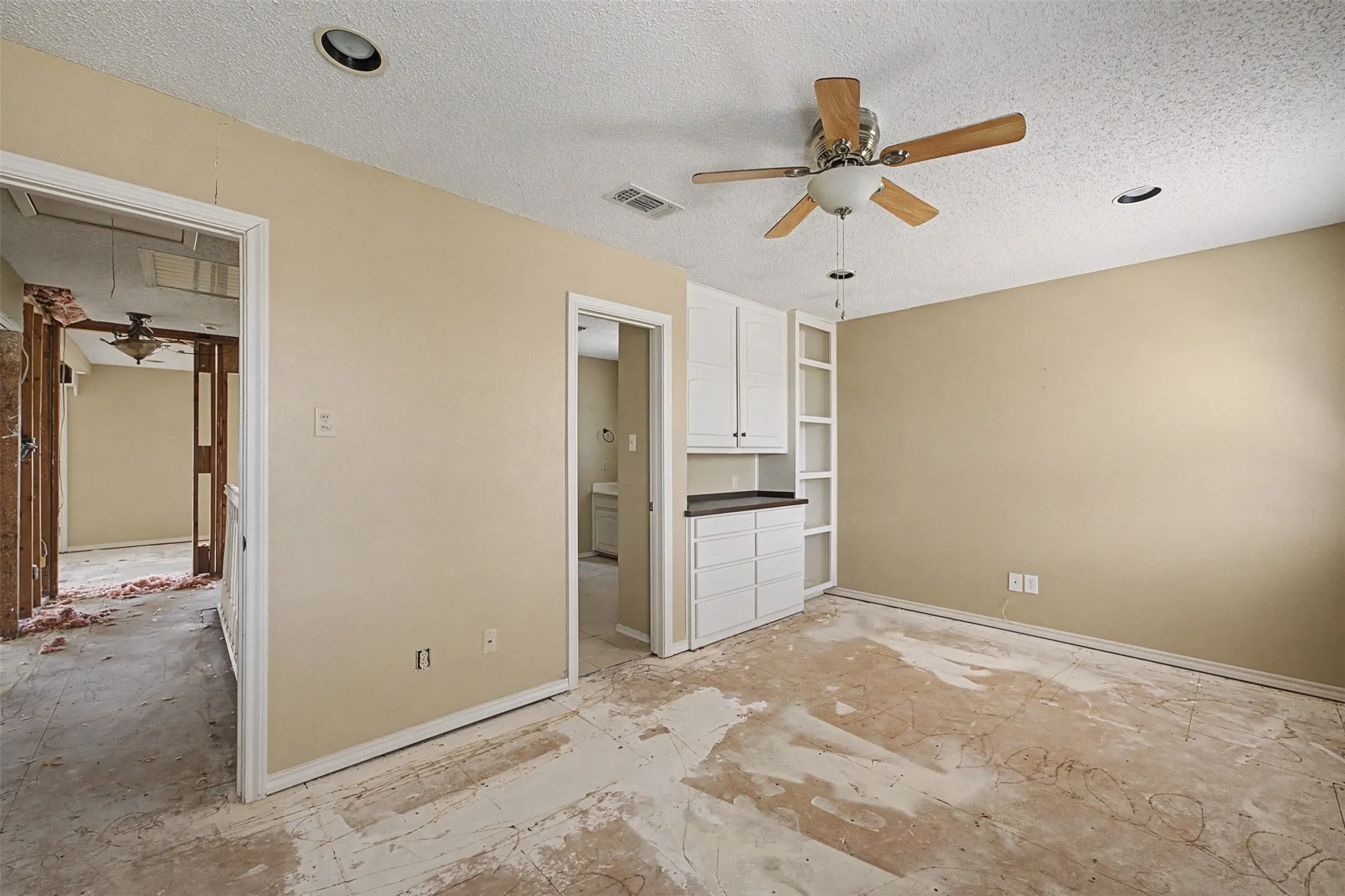 Single Family Residence For Sale in Tarrant County , 1434 Crownhill Drive, Arlington, Texas 76012, 5 Bedroom, 5 Bathroom, 5 Garage spaces, 5,545 Sqft, built in 1976, mls#21237873, Real Estate Agent in Arlington, Homes For Sale in Tarrant county, Homes For Sale in Arlington, Realtor in Arlington Texas, Real Estate Brokerage Independent Realty Texas, Luminita Cordes Realtor