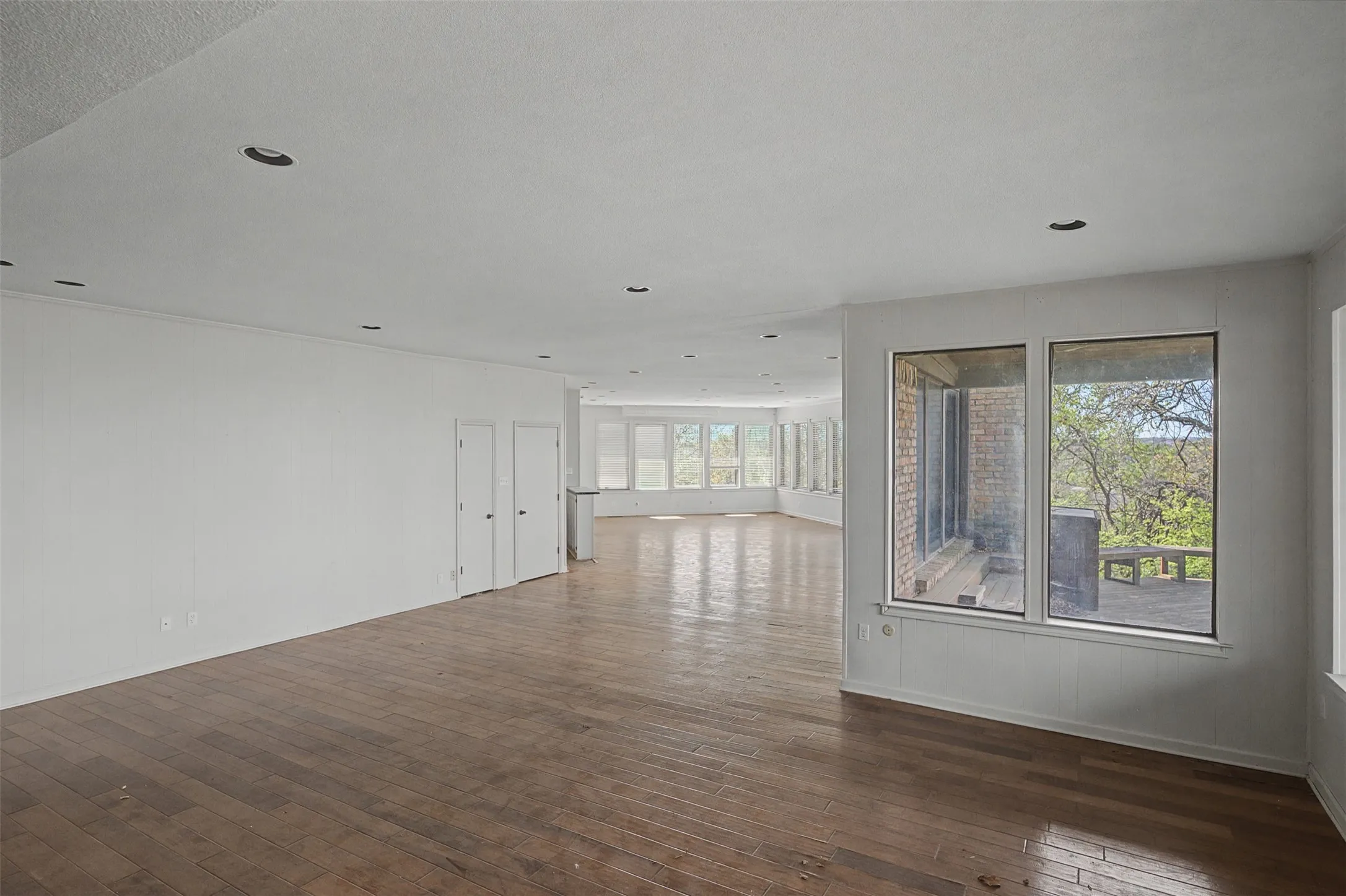Single Family Residence For Sale in Tarrant County , 1434 Crownhill Drive, Arlington, Texas 76012, 5 Bedroom, 5 Bathroom, 5 Garage spaces, 5,545 Sqft, built in 1976, mls#21237873, Real Estate Agent in Arlington, Homes For Sale in Tarrant county, Homes For Sale in Arlington, Realtor in Arlington Texas, Real Estate Brokerage Independent Realty Texas, Luminita Cordes Realtor