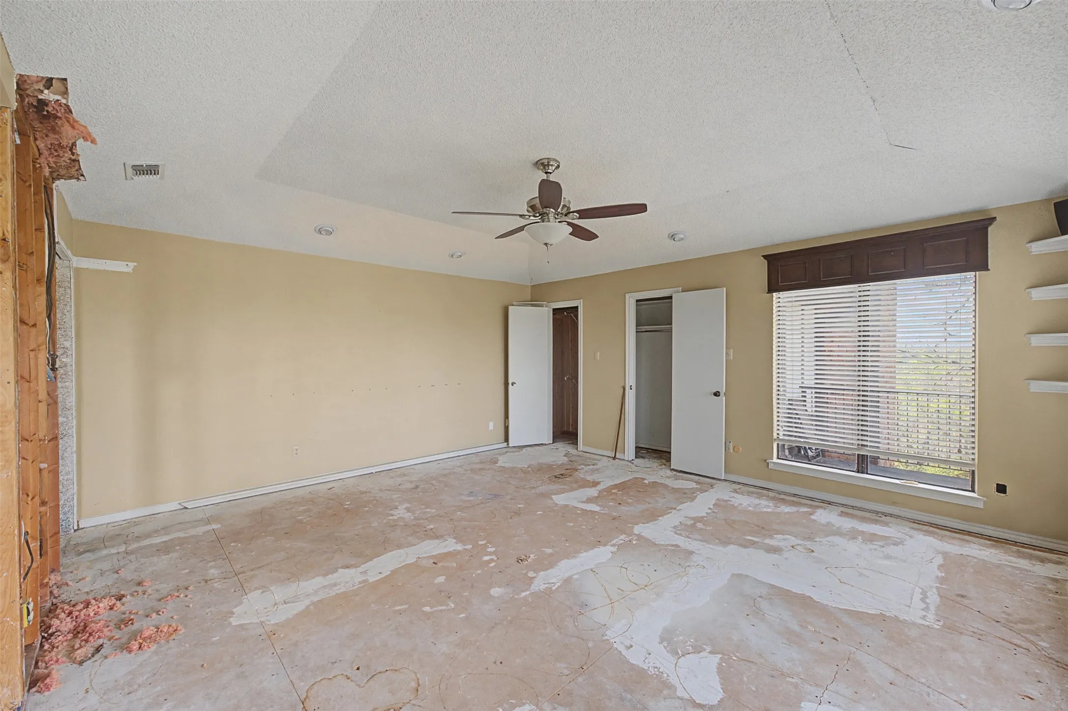 Single Family Residence For Sale in Tarrant County , 1434 Crownhill Drive, Arlington, Texas 76012, 5 Bedroom, 5 Bathroom, 5 Garage spaces, 5,545 Sqft, built in 1976, mls#21237873, Real Estate Agent in Arlington, Homes For Sale in Tarrant county, Homes For Sale in Arlington, Realtor in Arlington Texas, Real Estate Brokerage Independent Realty Texas, Luminita Cordes Realtor