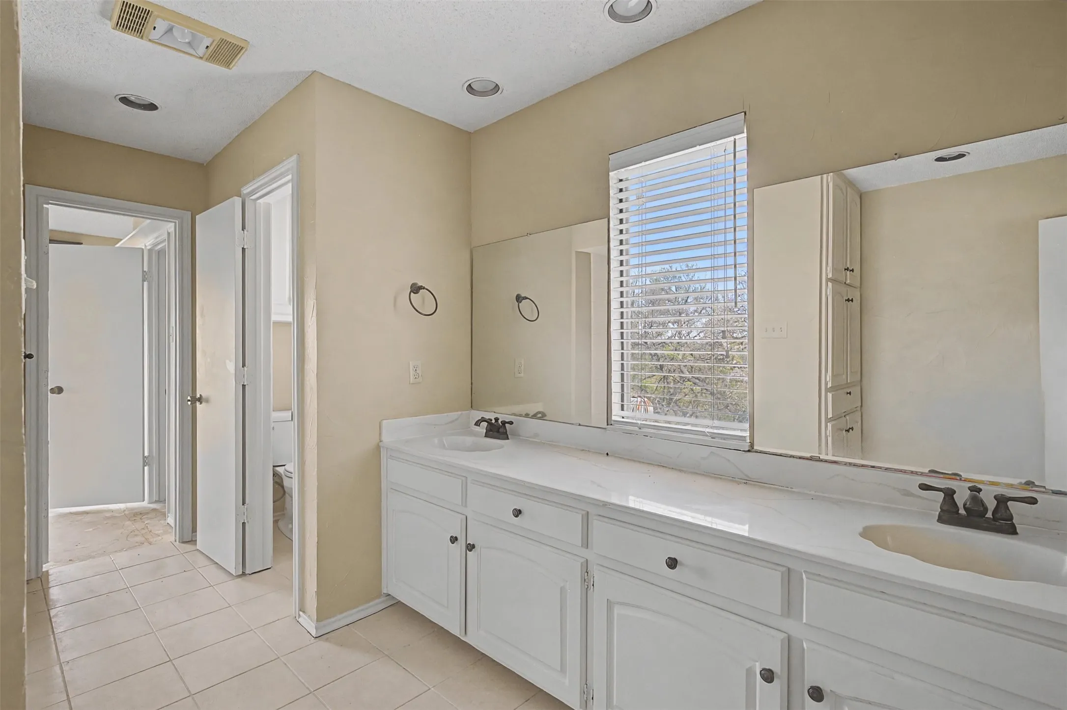 Single Family Residence For Sale in Tarrant County , 1434 Crownhill Drive, Arlington, Texas 76012, 5 Bedroom, 5 Bathroom, 5 Garage spaces, 5,545 Sqft, built in 1976, mls#21237873, Real Estate Agent in Arlington, Homes For Sale in Tarrant county, Homes For Sale in Arlington, Realtor in Arlington Texas, Real Estate Brokerage Independent Realty Texas, Luminita Cordes Realtor