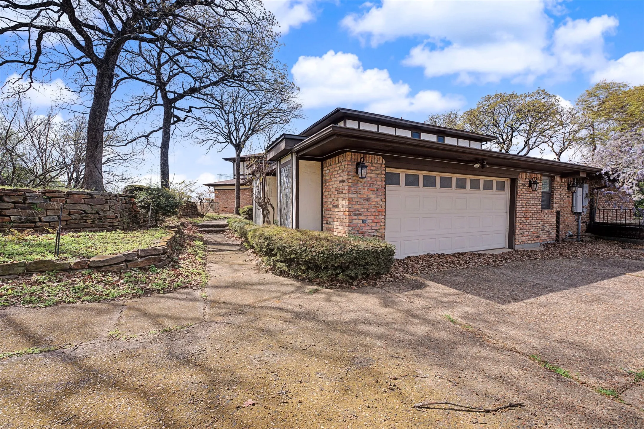 Single Family Residence For Sale in Tarrant County , 1434 Crownhill Drive, Arlington, Texas 76012, 5 Bedroom, 5 Bathroom, 5 Garage spaces, 5,545 Sqft, built in 1976, mls#21237873, Real Estate Agent in Arlington, Homes For Sale in Tarrant county, Homes For Sale in Arlington, Realtor in Arlington Texas, Real Estate Brokerage Independent Realty Texas, Luminita Cordes Realtor