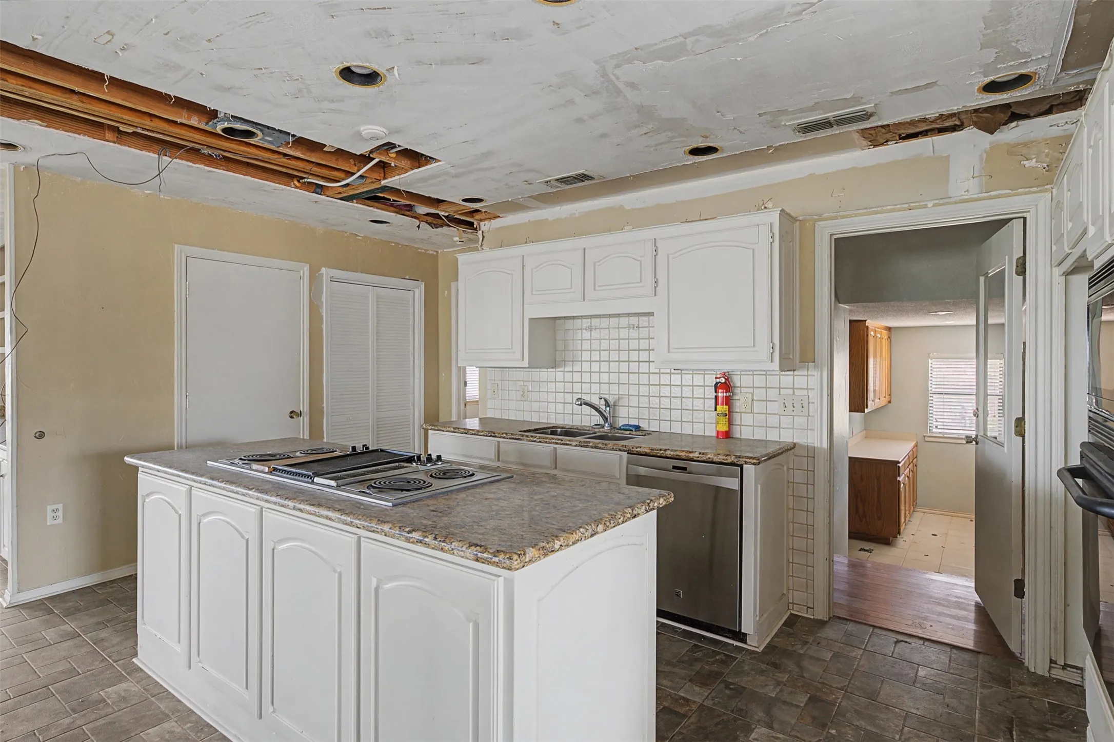 Single Family Residence For Sale in Tarrant County , 1434 Crownhill Drive, Arlington, Texas 76012, 5 Bedroom, 5 Bathroom, 5 Garage spaces, 5,545 Sqft, built in 1976, mls#21237873, Real Estate Agent in Arlington, Homes For Sale in Tarrant county, Homes For Sale in Arlington, Realtor in Arlington Texas, Real Estate Brokerage Independent Realty Texas, Luminita Cordes Realtor