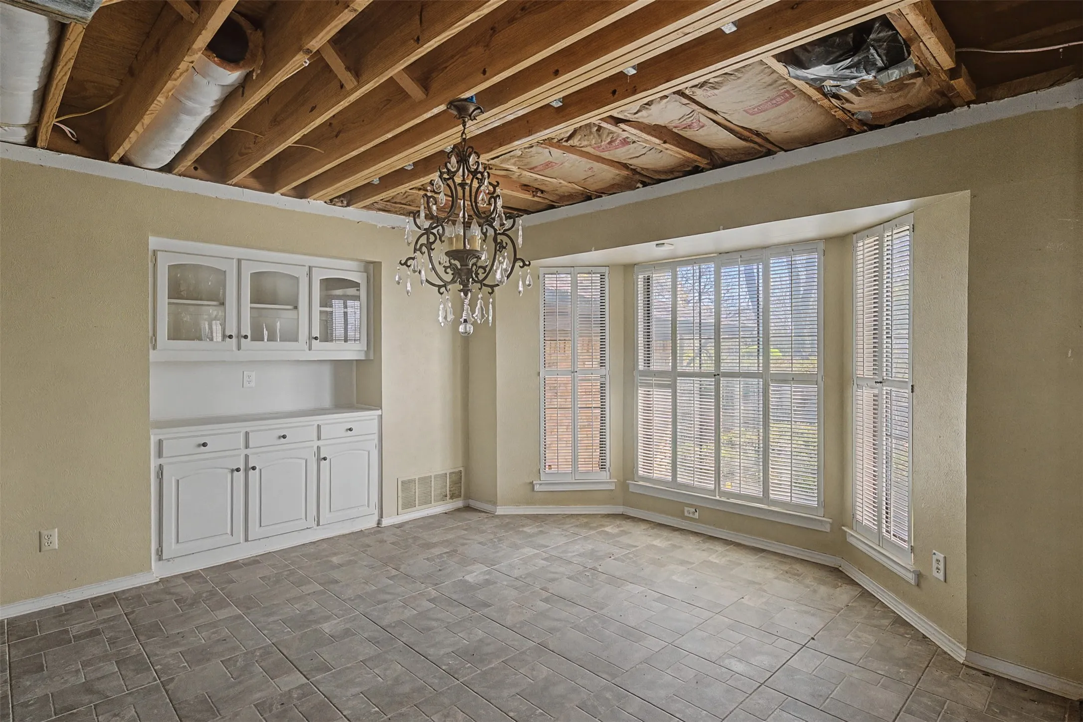 Single Family Residence For Sale in Tarrant County , 1434 Crownhill Drive, Arlington, Texas 76012, 5 Bedroom, 5 Bathroom, 5 Garage spaces, 5,545 Sqft, built in 1976, mls#21237873, Real Estate Agent in Arlington, Homes For Sale in Tarrant county, Homes For Sale in Arlington, Realtor in Arlington Texas, Real Estate Brokerage Independent Realty Texas, Luminita Cordes Realtor