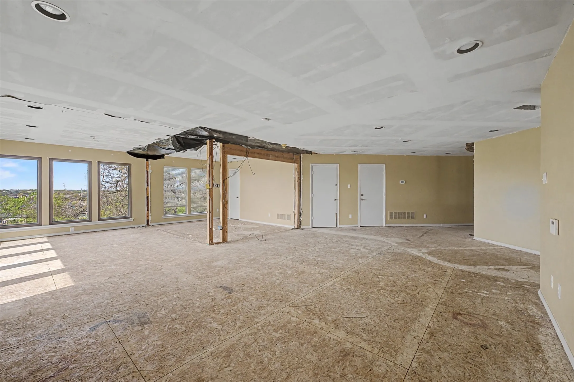 Single Family Residence For Sale in Tarrant County , 1434 Crownhill Drive, Arlington, Texas 76012, 5 Bedroom, 5 Bathroom, 5 Garage spaces, 5,545 Sqft, built in 1976, mls#21237873, Real Estate Agent in Arlington, Homes For Sale in Tarrant county, Homes For Sale in Arlington, Realtor in Arlington Texas, Real Estate Brokerage Independent Realty Texas, Luminita Cordes Realtor