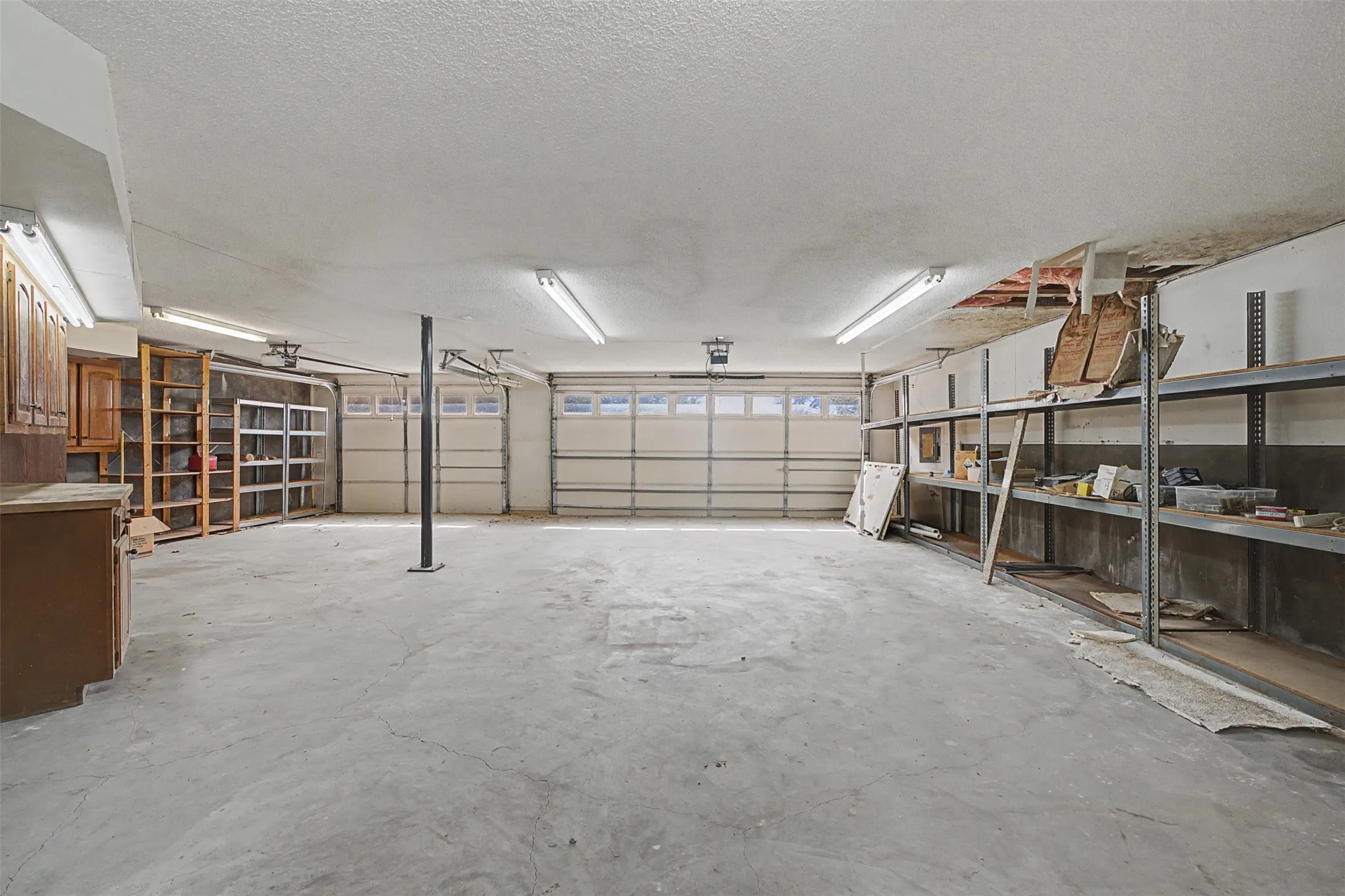 Single Family Residence For Sale in Tarrant County , 1434 Crownhill Drive, Arlington, Texas 76012, 5 Bedroom, 5 Bathroom, 5 Garage spaces, 5,545 Sqft, built in 1976, mls#21237873, Real Estate Agent in Arlington, Homes For Sale in Tarrant county, Homes For Sale in Arlington, Realtor in Arlington Texas, Real Estate Brokerage Independent Realty Texas, Luminita Cordes Realtor