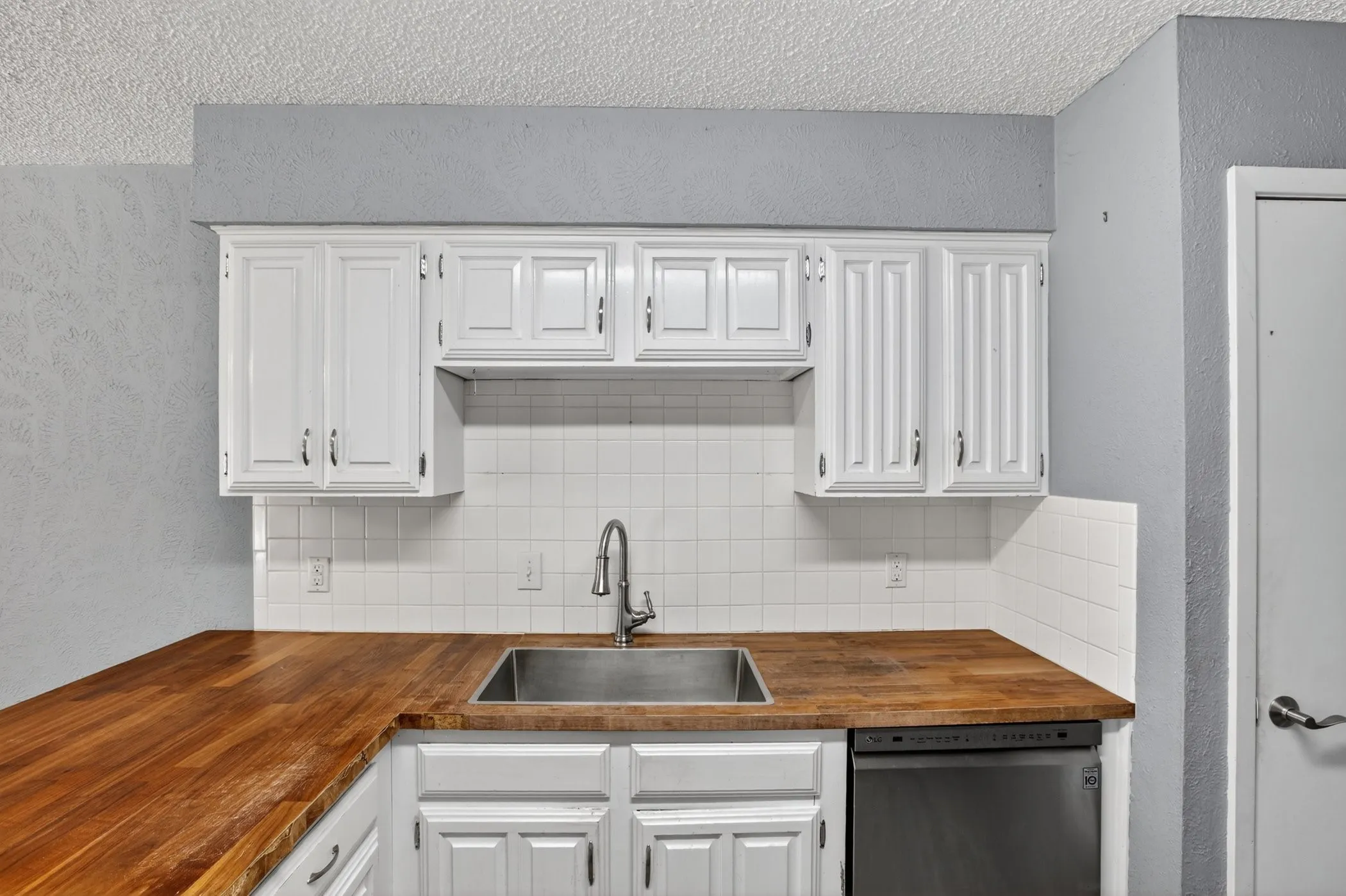 Single Family Residence For Sale in Tarrant County , 7333 Misty Meadow Drive S, Fort Worth, Texas 76133, 3 Bedrooms, 2 Bathrooms, 2 Garage spaces, 1,538 Sqft, built in 1979, Price $219,000, mls#21273433, Real Estate Agent in Fort Worth, Homes For Sale in Tarrant county, Homes For Sale in Fort Worth, Realtor in Fort Worth Texas, Real Estate Brokerage Independent Realty Texas, Luminita Cordes Realtor