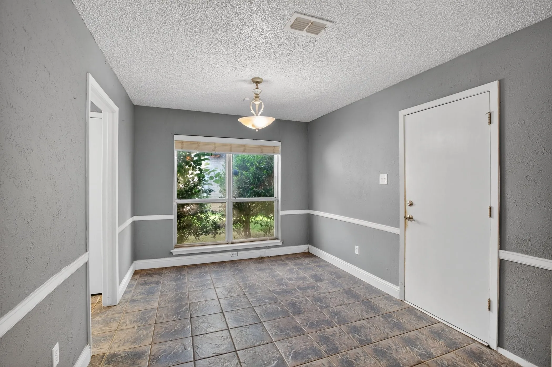 Single Family Residence For Sale in Tarrant County , 7333 Misty Meadow Drive S, Fort Worth, Texas 76133, 3 Bedrooms, 2 Bathrooms, 2 Garage spaces, 1,538 Sqft, built in 1979, Price $219,000, mls#21273433, Real Estate Agent in Fort Worth, Homes For Sale in Tarrant county, Homes For Sale in Fort Worth, Realtor in Fort Worth Texas, Real Estate Brokerage Independent Realty Texas, Luminita Cordes Realtor