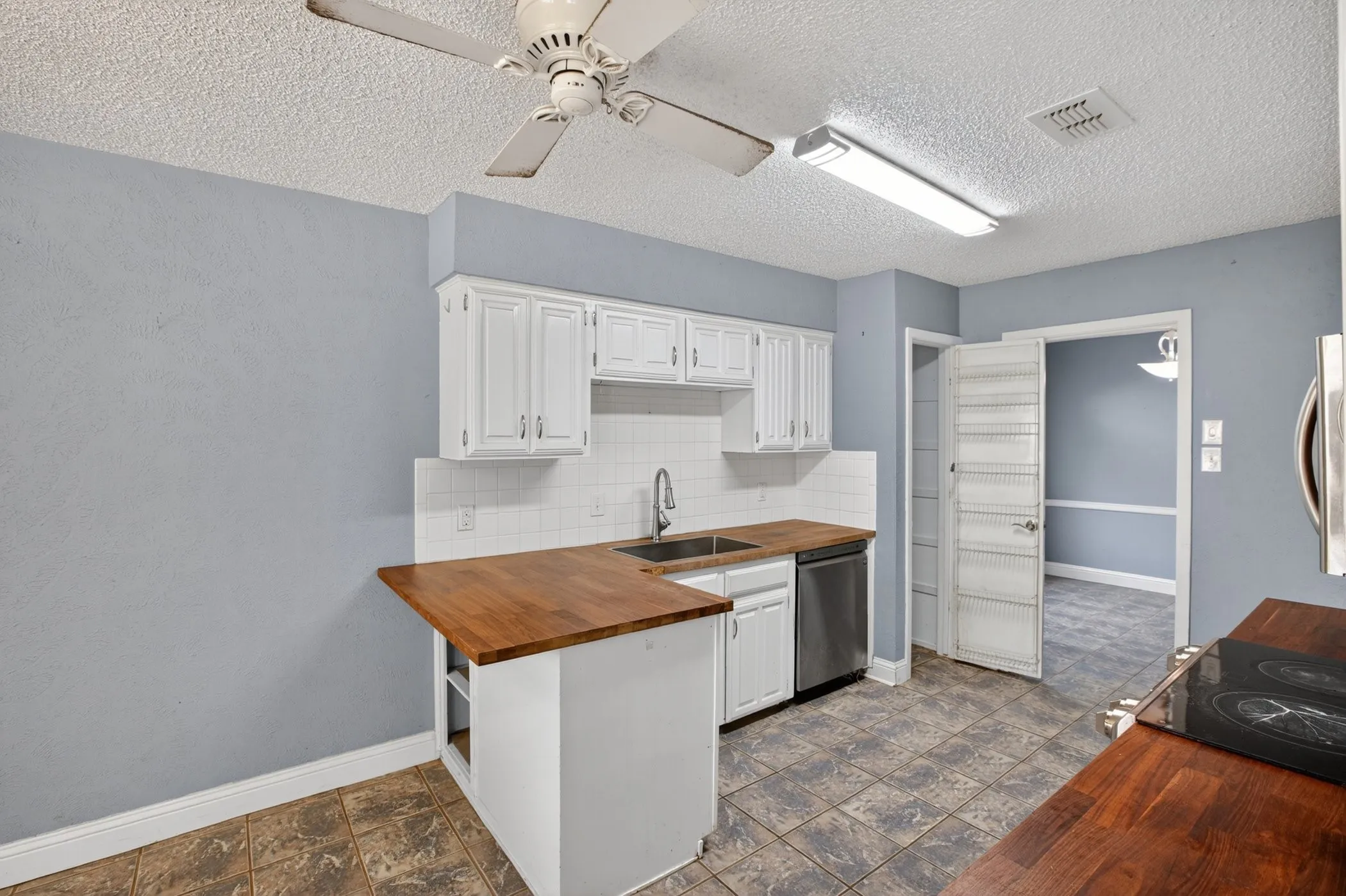Single Family Residence For Sale in Tarrant County , 7333 Misty Meadow Drive S, Fort Worth, Texas 76133, 3 Bedrooms, 2 Bathrooms, 2 Garage spaces, 1,538 Sqft, built in 1979, Price $219,000, mls#21273433, Real Estate Agent in Fort Worth, Homes For Sale in Tarrant county, Homes For Sale in Fort Worth, Realtor in Fort Worth Texas, Real Estate Brokerage Independent Realty Texas, Luminita Cordes Realtor