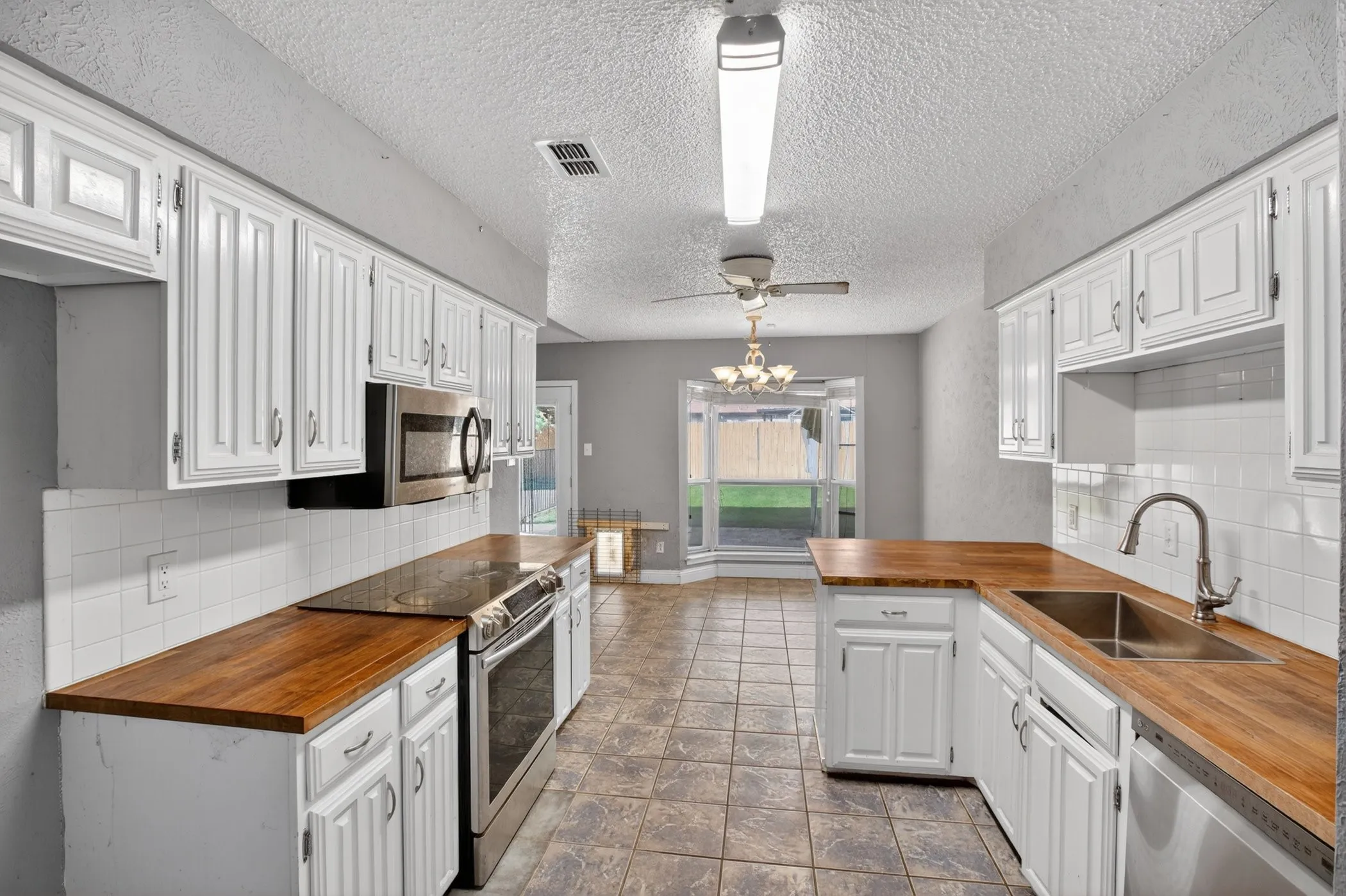 Single Family Residence For Sale in Tarrant County , 7333 Misty Meadow Drive S, Fort Worth, Texas 76133, 3 Bedrooms, 2 Bathrooms, 2 Garage spaces, 1,538 Sqft, built in 1979, Price $219,000, mls#21273433, Real Estate Agent in Fort Worth, Homes For Sale in Tarrant county, Homes For Sale in Fort Worth, Realtor in Fort Worth Texas, Real Estate Brokerage Independent Realty Texas, Luminita Cordes Realtor