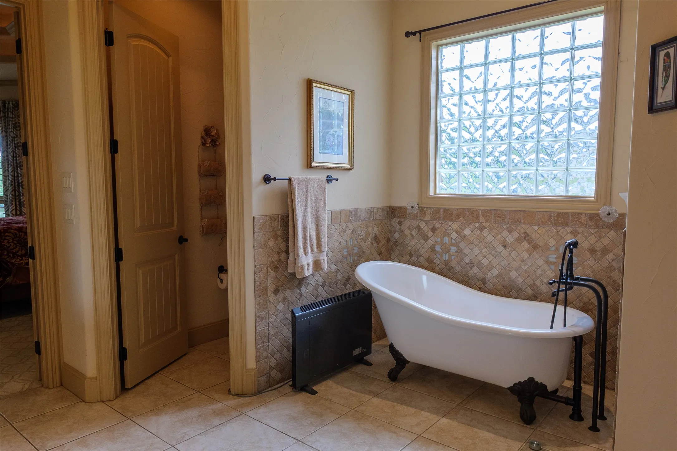closer look at the primary bathroom claw foot tub