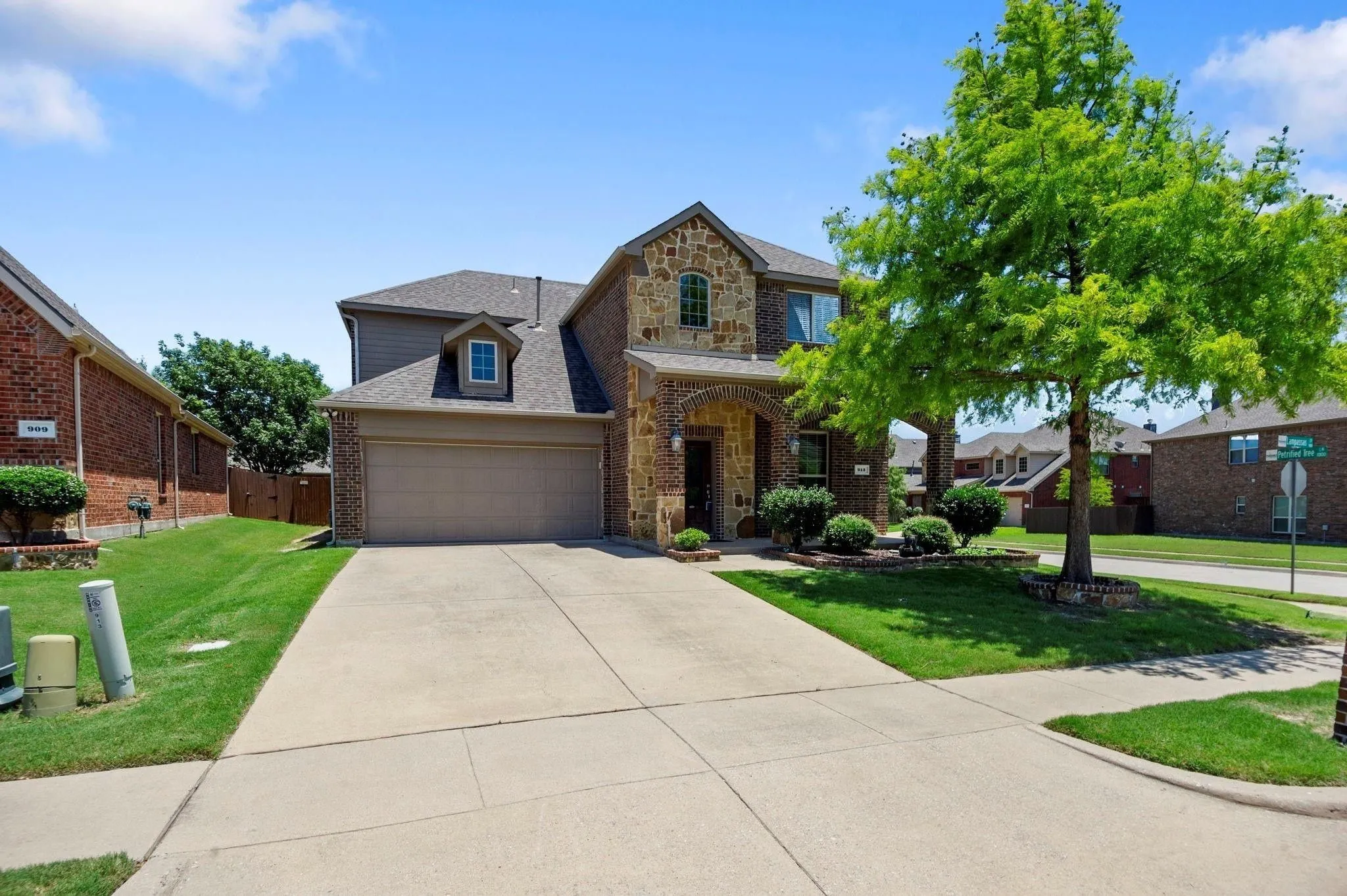 Single Family Residence For Sale in Collin County , 913 Lampassas Trail, Mc Kinney, Texas 75072, 4 Bedroom, 4 Bathroom, 2 Garage spaces, 2,749 Sqft, built in 2012, mls#21268124, Real Estate Agent in Mc Kinney, Homes For Sale in Collin county, Homes For Sale in Mc Kinney, Realtor in Mc Kinney Texas, Real Estate Brokerage Independent Realty Texas, Luminita Cordes Realtor