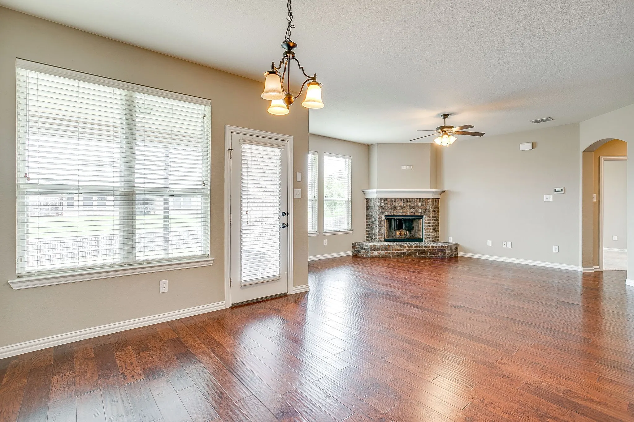 Single Family Residence For Sale in Parker County , 1537 Silverstone Drive, Weatherford, Texas 76087, 4 Bedroom, 3 Bathroom, 3 Garage spaces, 2,667 Sqft, built in 2013, mls#21274219, Real Estate Agent in Weatherford, Homes For Sale in Parker county, Homes For Sale in Weatherford, Realtor in Weatherford Texas, Real Estate Brokerage Independent Realty Texas, Luminita Cordes Realtor