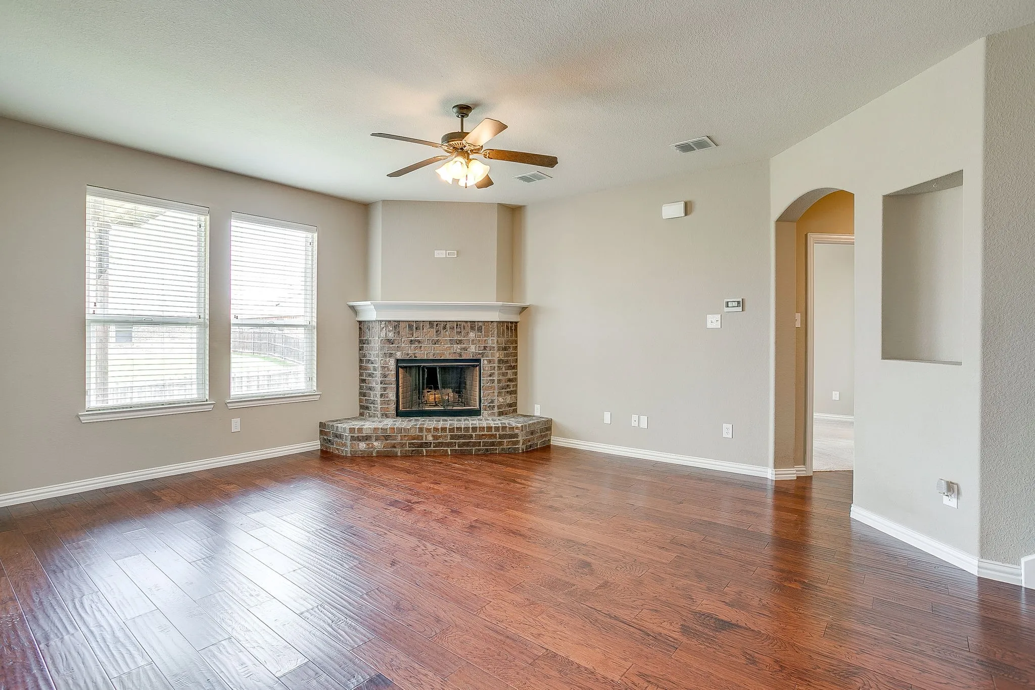 Single Family Residence For Sale in Parker County , 1537 Silverstone Drive, Weatherford, Texas 76087, 4 Bedroom, 3 Bathroom, 3 Garage spaces, 2,667 Sqft, built in 2013, mls#21274219, Real Estate Agent in Weatherford, Homes For Sale in Parker county, Homes For Sale in Weatherford, Realtor in Weatherford Texas, Real Estate Brokerage Independent Realty Texas, Luminita Cordes Realtor