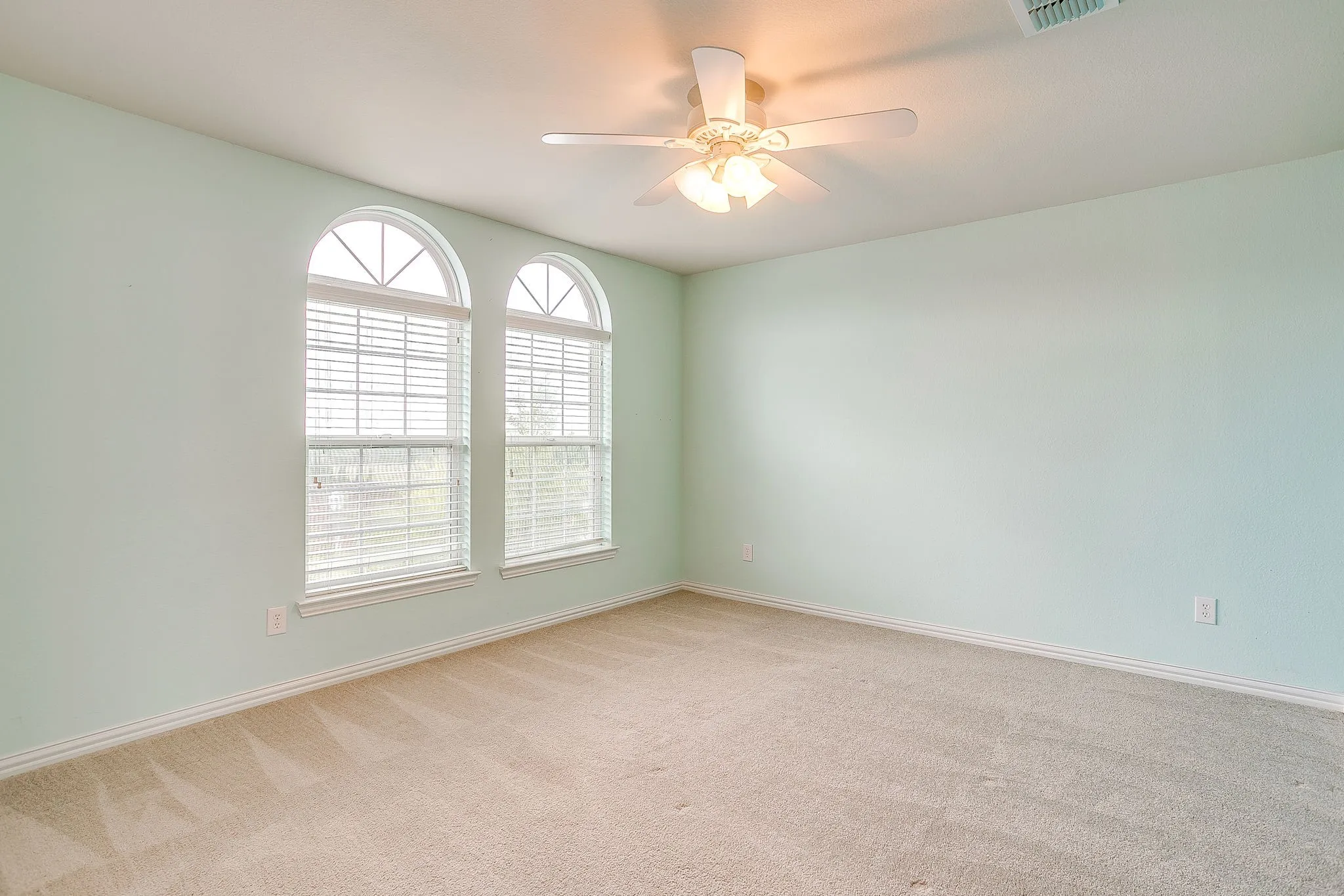 Single Family Residence For Sale in Parker County , 1537 Silverstone Drive, Weatherford, Texas 76087, 4 Bedroom, 3 Bathroom, 3 Garage spaces, 2,667 Sqft, built in 2013, mls#21274219, Real Estate Agent in Weatherford, Homes For Sale in Parker county, Homes For Sale in Weatherford, Realtor in Weatherford Texas, Real Estate Brokerage Independent Realty Texas, Luminita Cordes Realtor