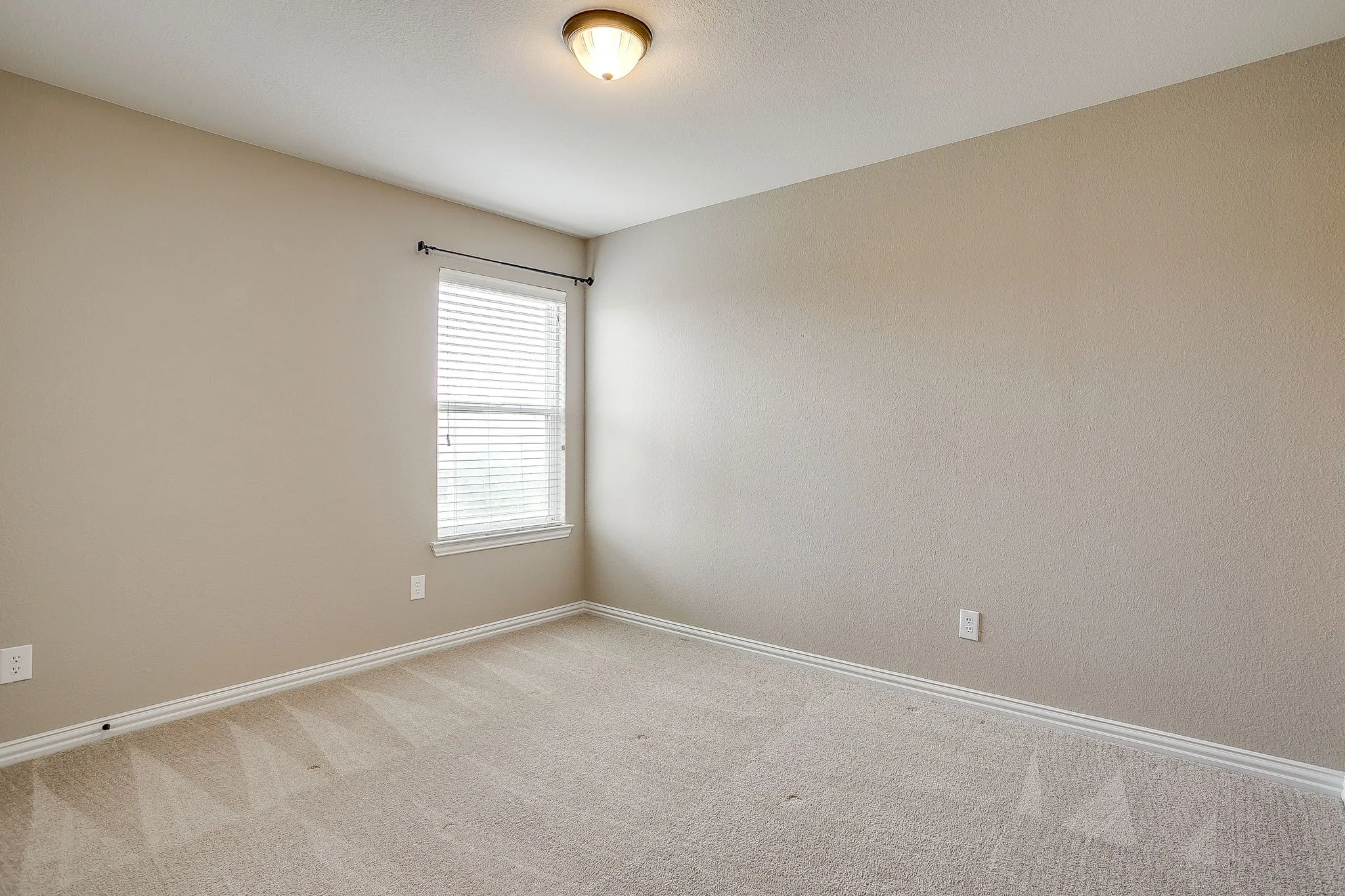 Single Family Residence For Sale in Parker County , 1537 Silverstone Drive, Weatherford, Texas 76087, 4 Bedroom, 3 Bathroom, 3 Garage spaces, 2,667 Sqft, built in 2013, mls#21274219, Real Estate Agent in Weatherford, Homes For Sale in Parker county, Homes For Sale in Weatherford, Realtor in Weatherford Texas, Real Estate Brokerage Independent Realty Texas, Luminita Cordes Realtor